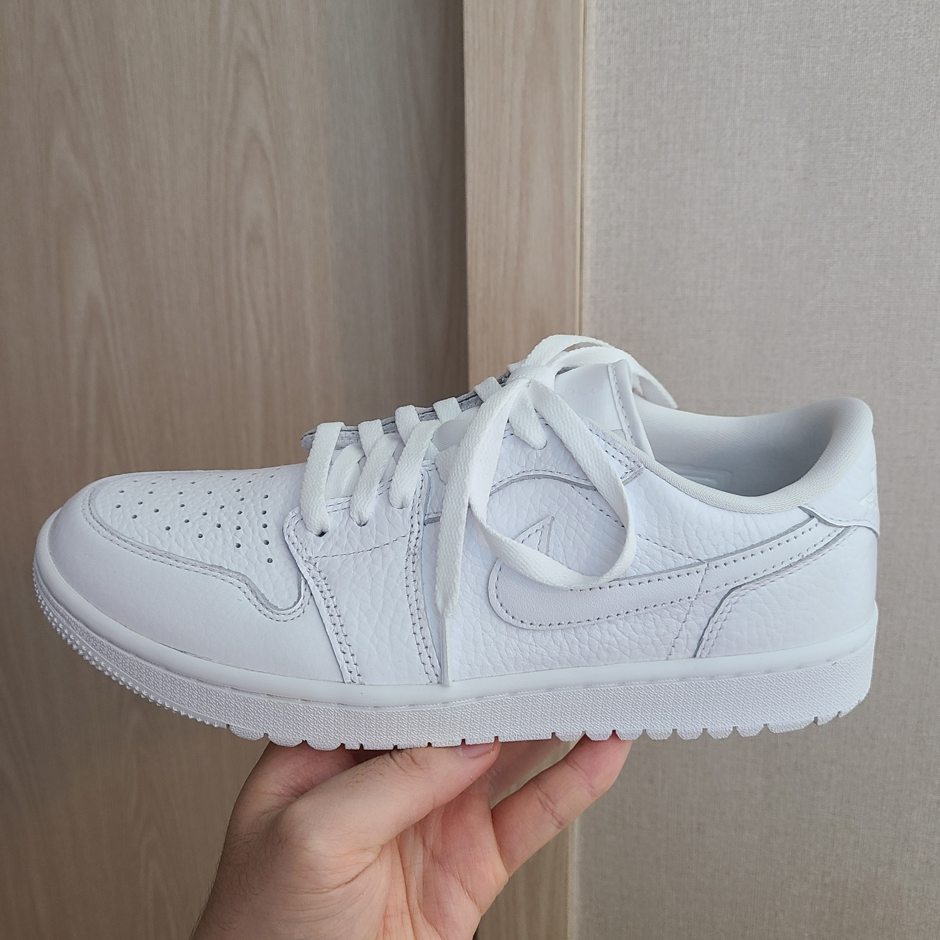 Jordan 1 Low Golf Triple White 착용 스타일 - 2