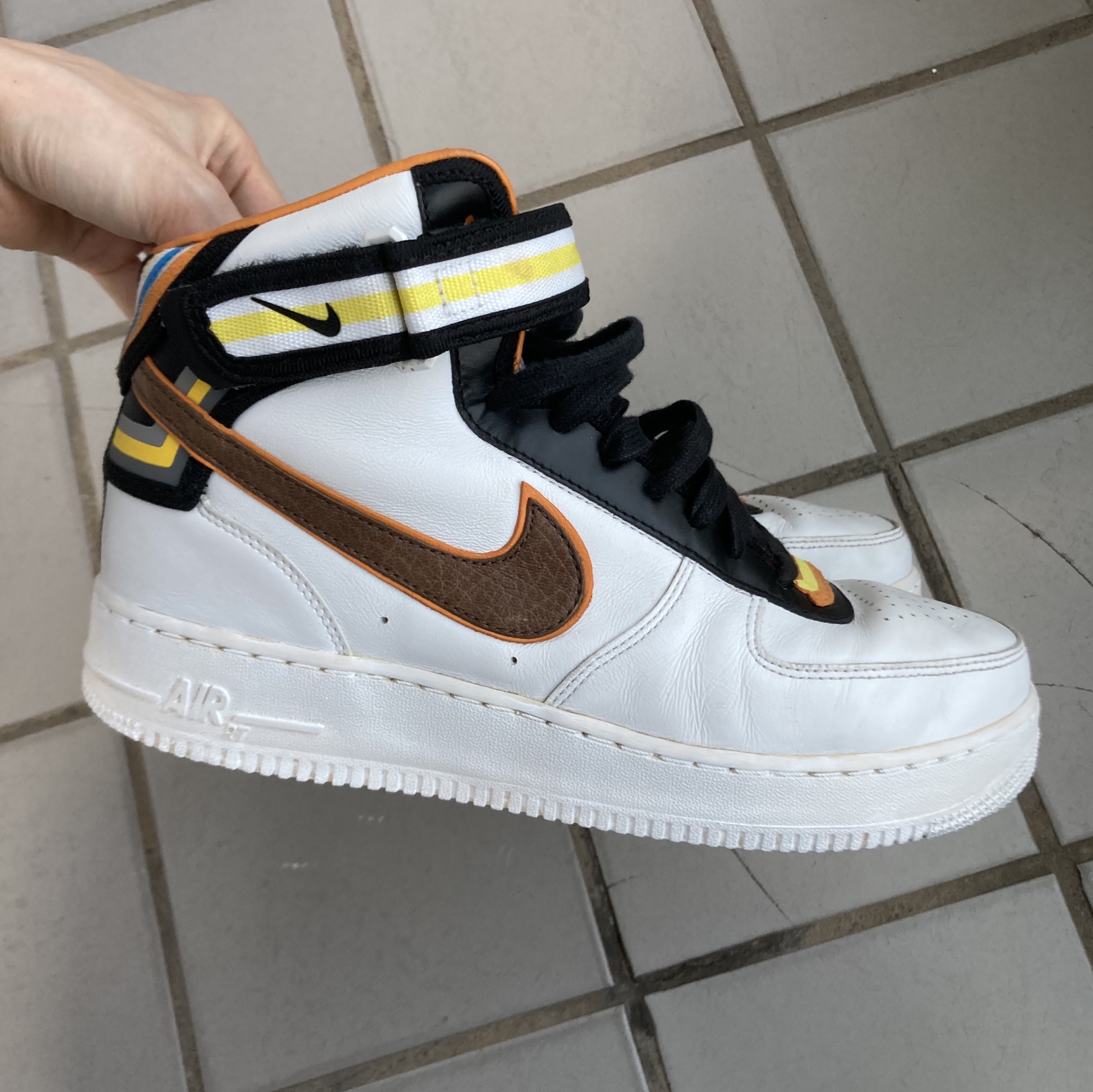Nike x Ricaardo Tisci Air Force 1 Mid SP White Brown 착용 스타일 - 1