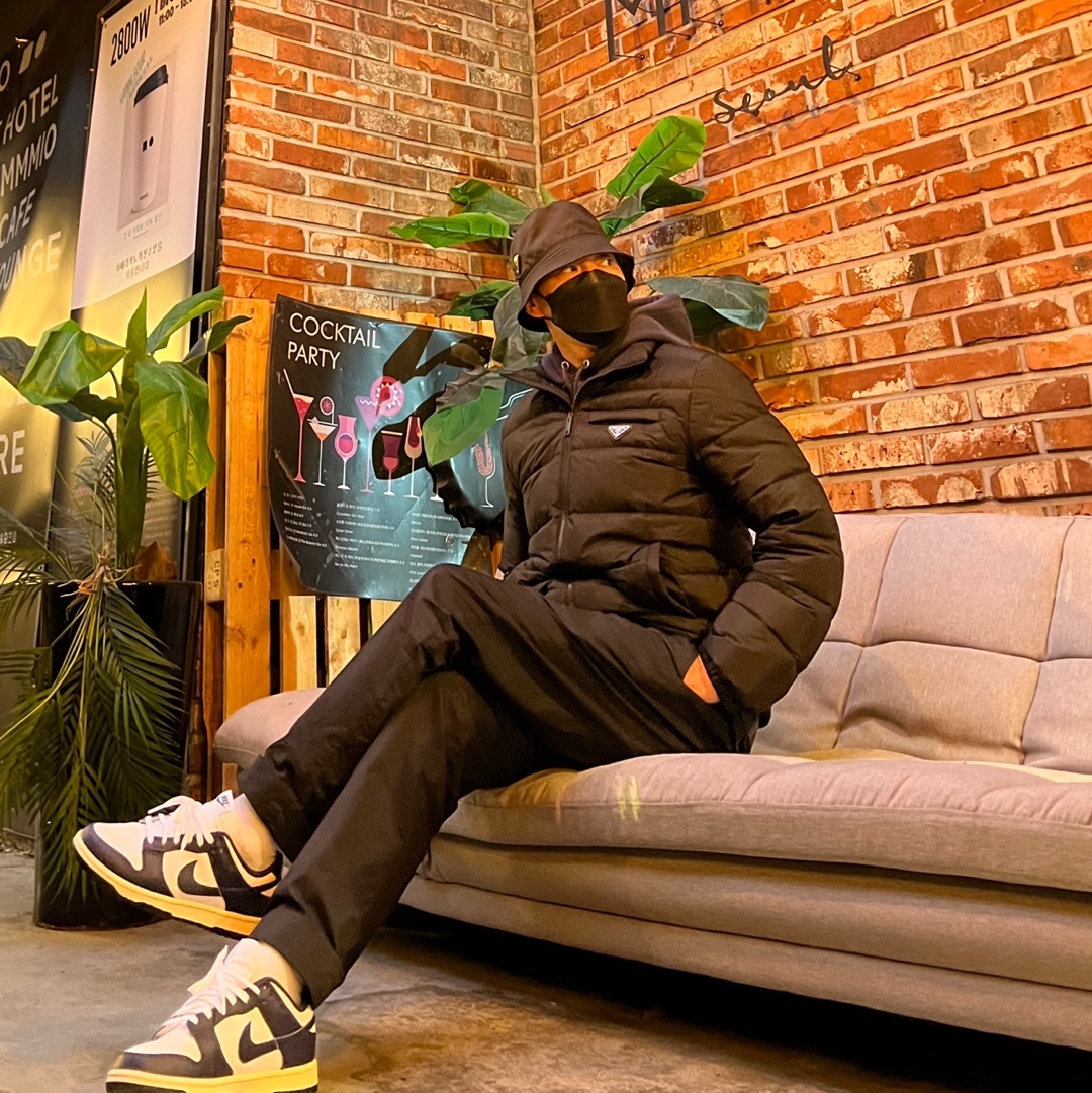 (W) Nike Dunk Low Vintage Midnight Navy, Prada Re-Nylon Bucket Hat Black 착용 스타일 - 1