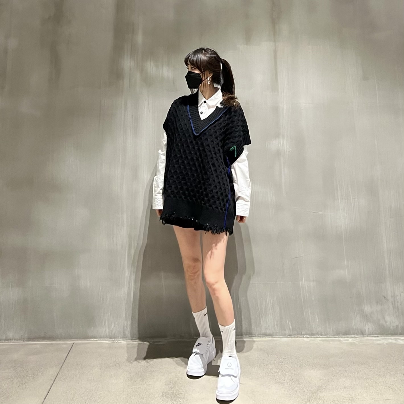 Zara x Ader Error Oversized Shirt White, Zara x Ader Error Oversized Vest Black 착용 스타일 - 2