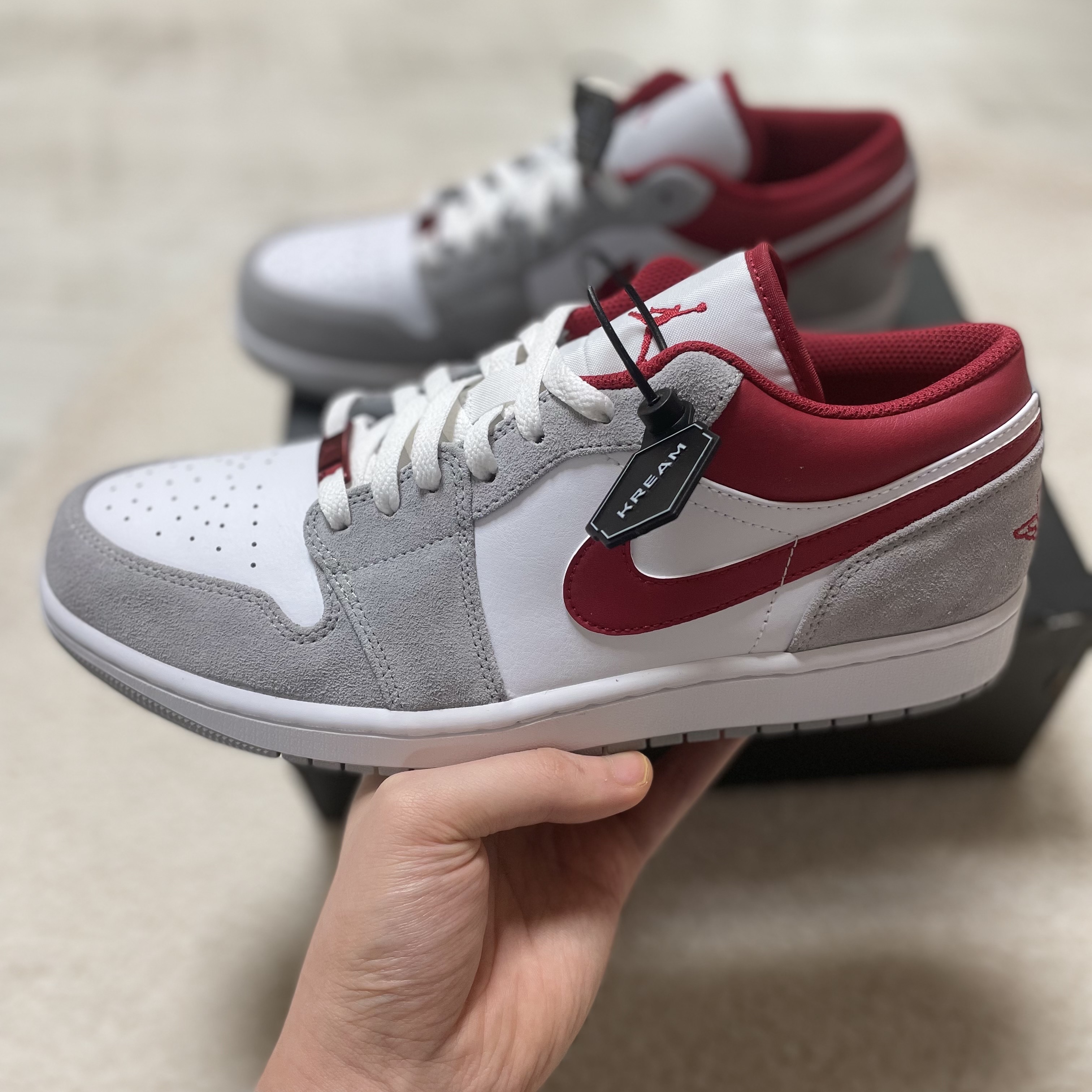 Jordan 1 Low SE Light Smoke Grey Gym Red 착용 스타일 - 3
