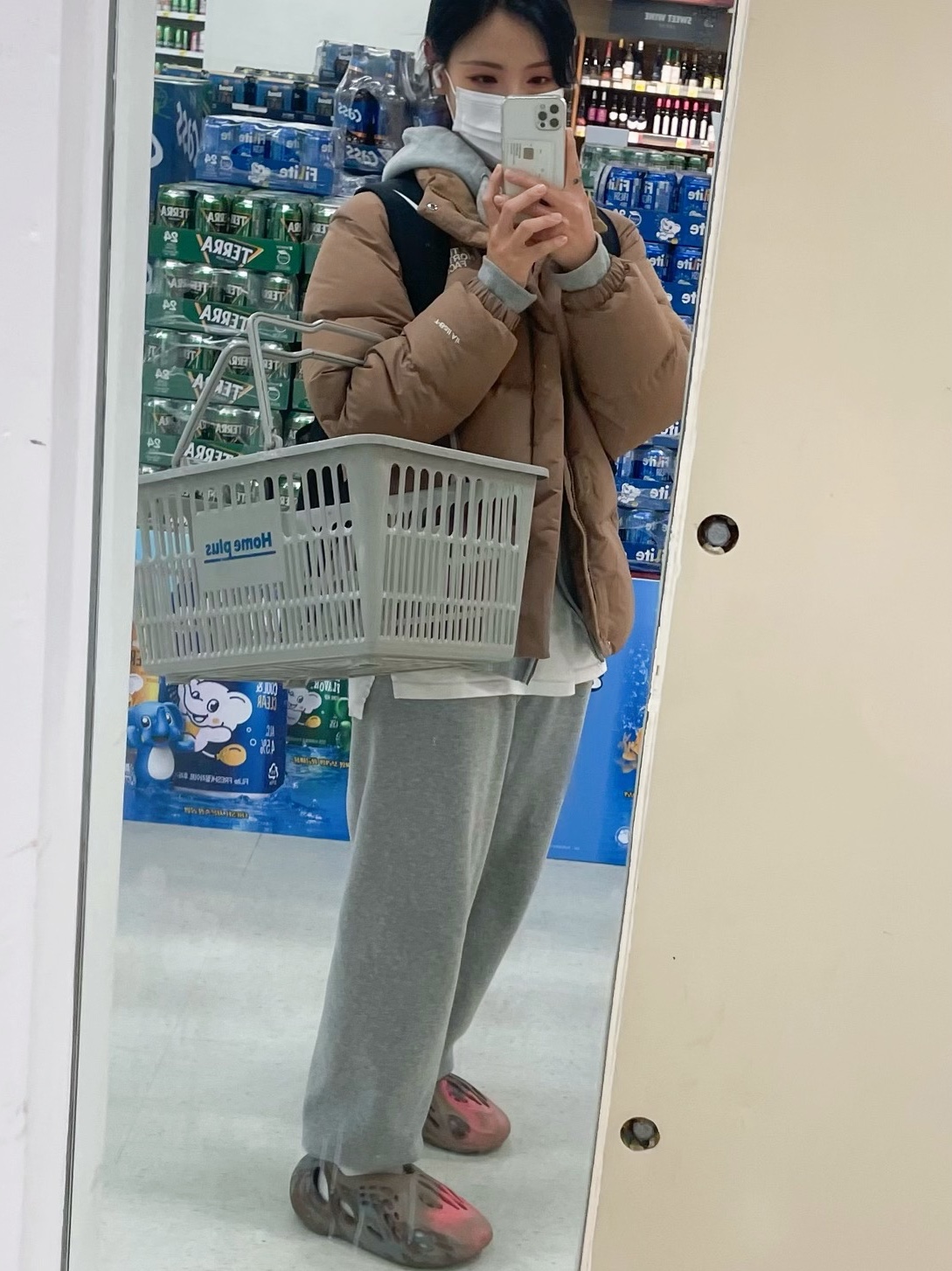 Adidas Yeezy Foam RNNR MX Sand Grey 착용 스타일