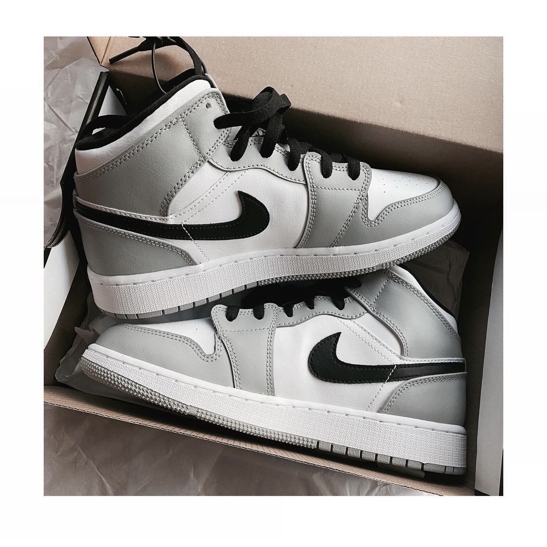 Jordan 1 Mid Light Smoke Grey 착용 스타일