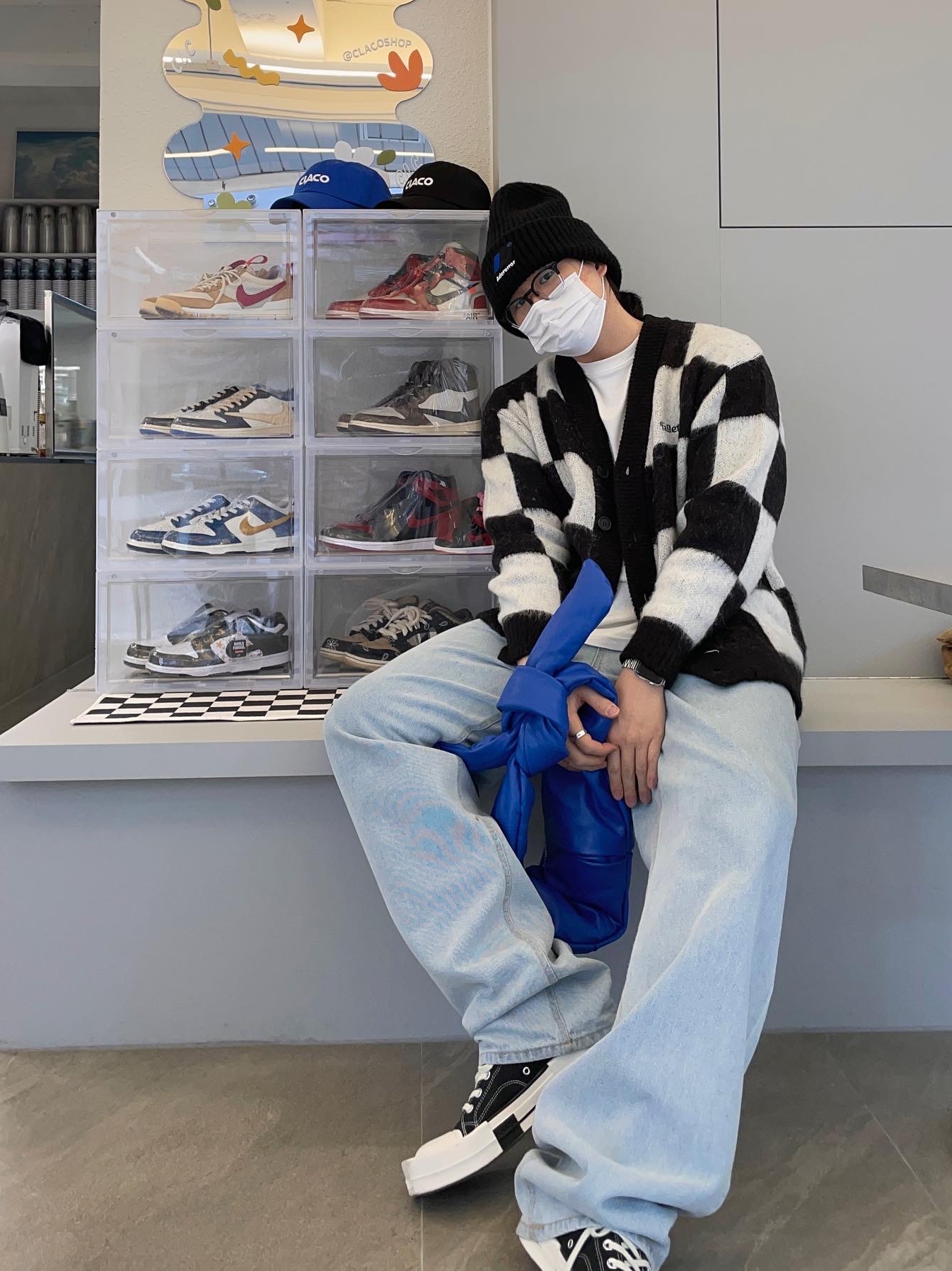 Ader Error x Zara Leather Shoulder Bag with Knot Blue, Ader Error x Zara Beanie Black 착용 스타일 - 5