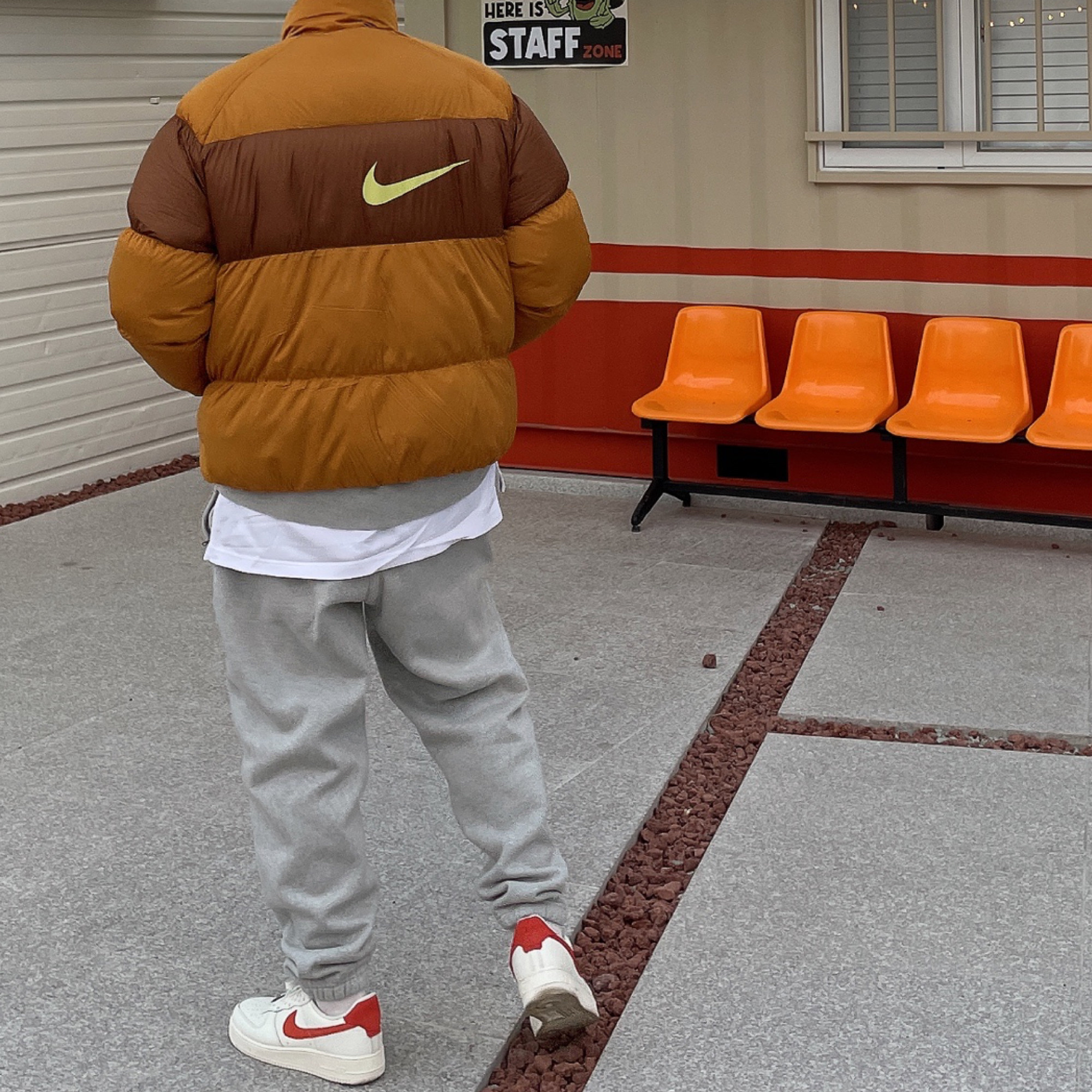 Nike M NRG Sweatpants Grey Heather, Nike Air Force 1 '07 Craft Mantra Orange 착용 스타일