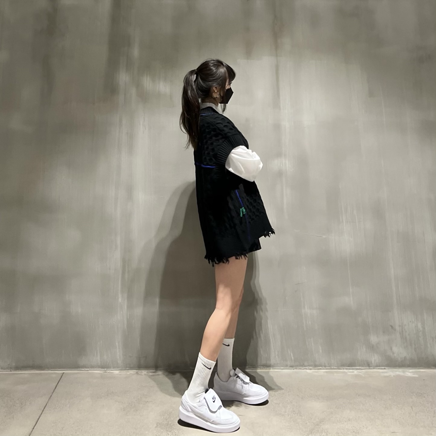 Zara x Ader Error Oversized Shirt White, Zara x Ader Error Oversized Vest Black 착용 스타일 - 3