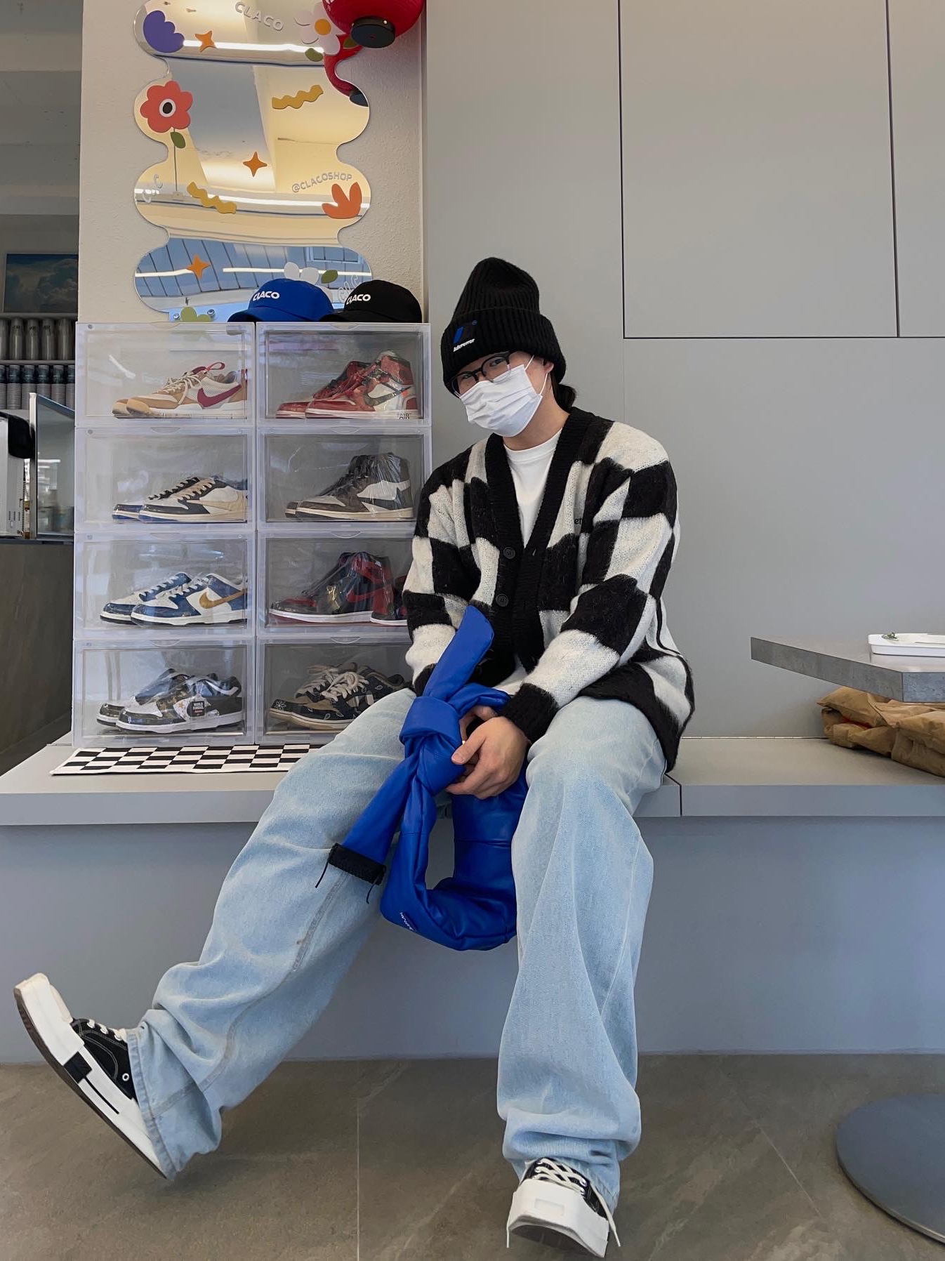 Ader Error x Zara Leather Shoulder Bag with Knot Blue, Ader Error x Zara Beanie Black 착용 스타일 - 1