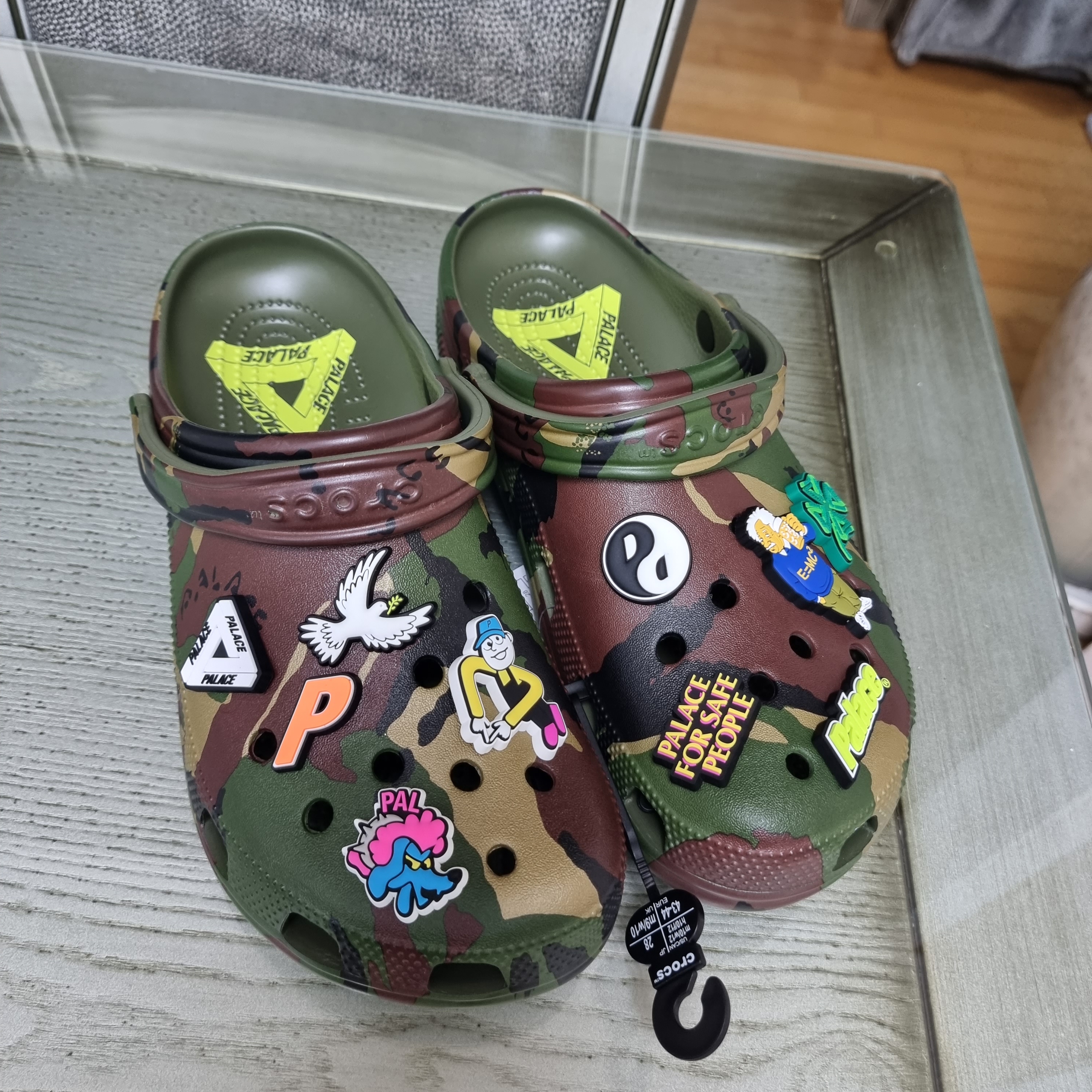 Crocs x Palace Classic Clog Woodland Camo 착용 스타일