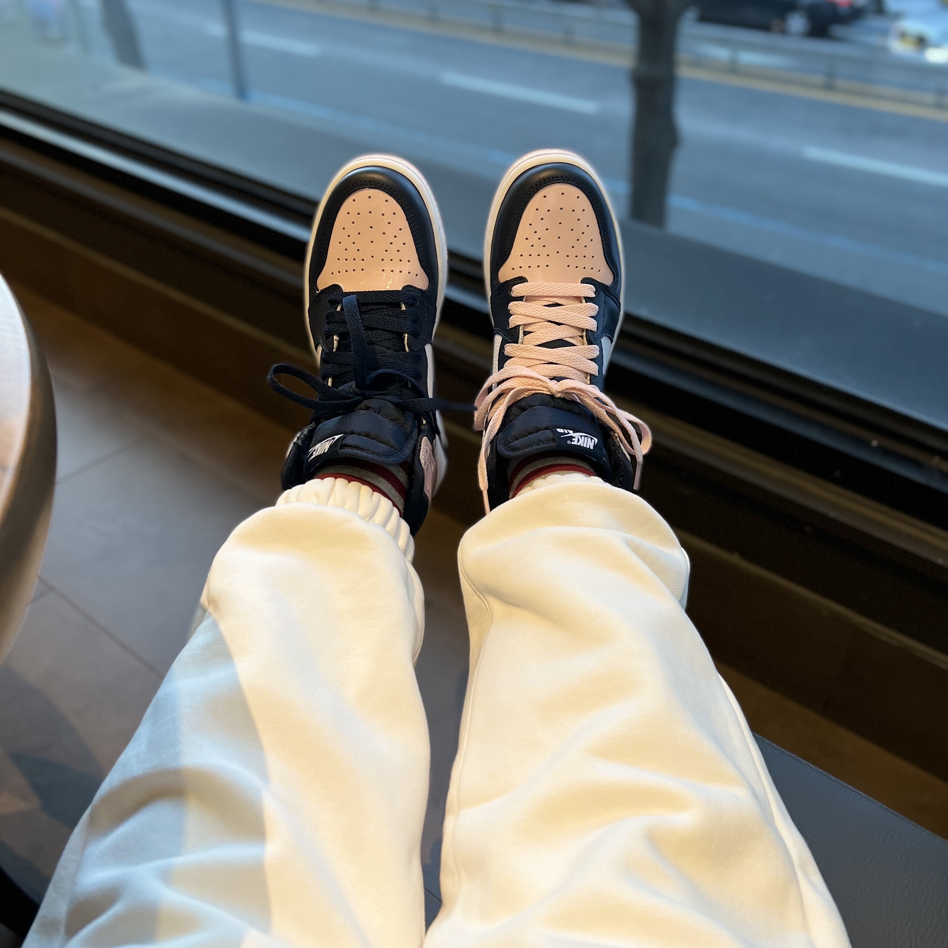 (W) Jordan 1 Retro High OG Atmosphere 착용 스타일 - 3