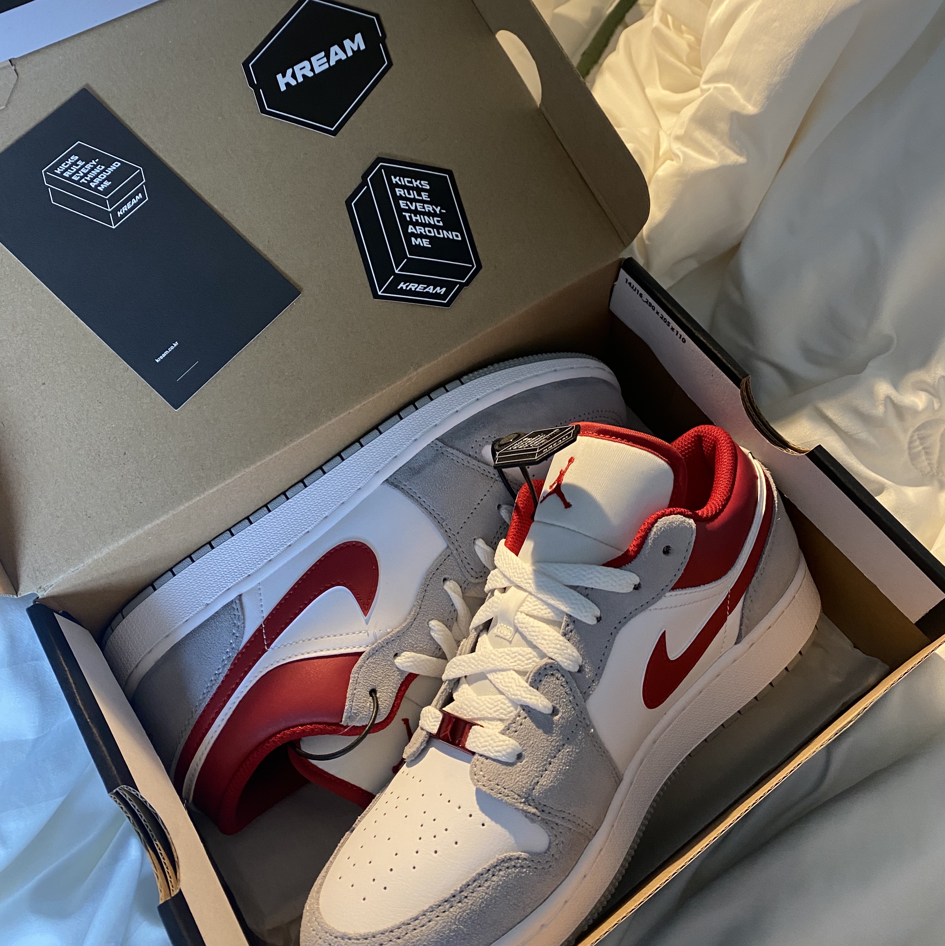 (GS) Jordan 1 Low SE Light Smoke Grey Gym Red 착용 스타일