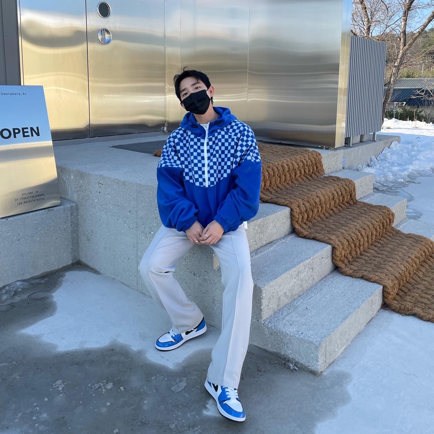 Jordan 1 Mid SE Signal Blue 착용 스타일 - 2