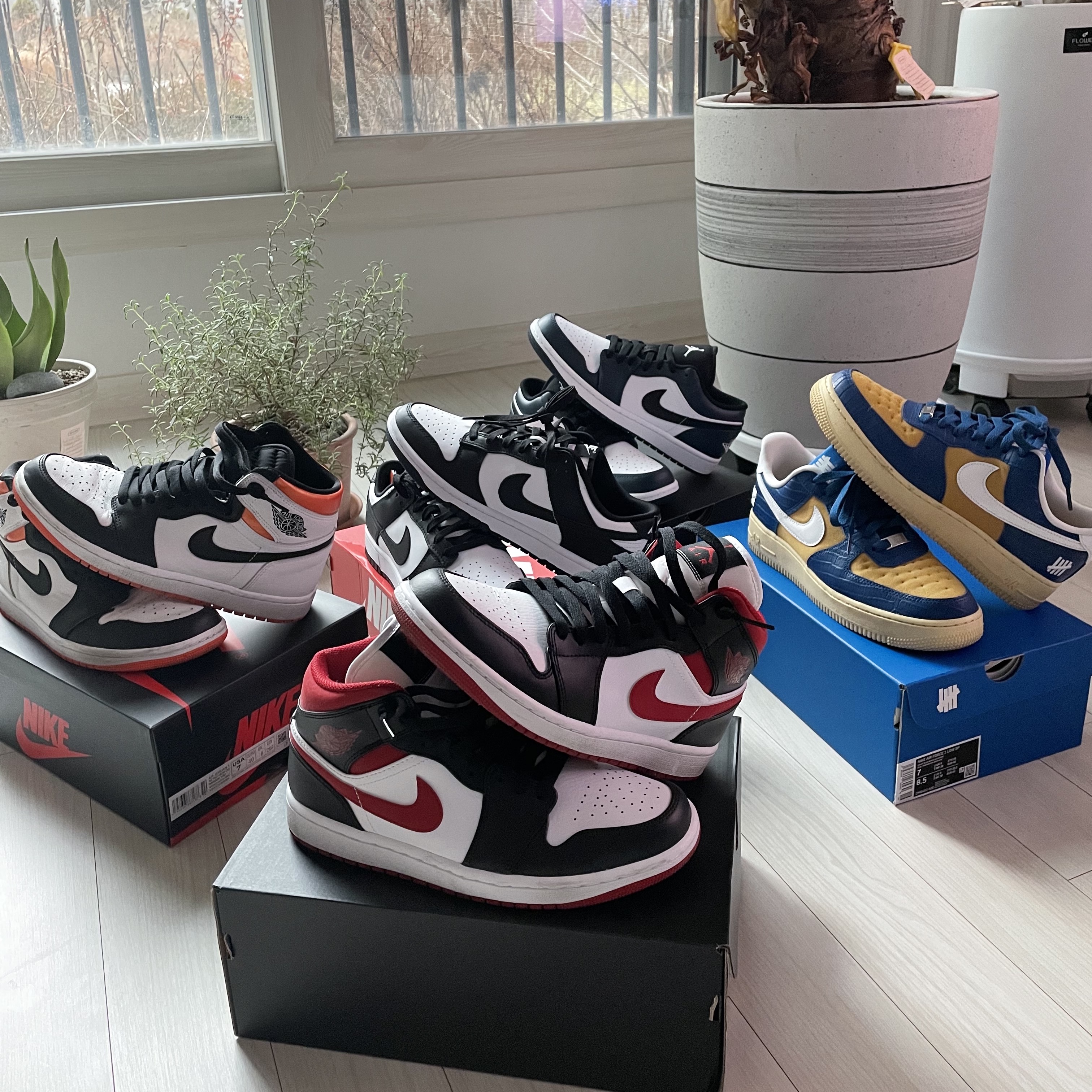 Nike Dunk Low Retro Black, Jordan 1 Mid Gym Red Black White 착용 스타일