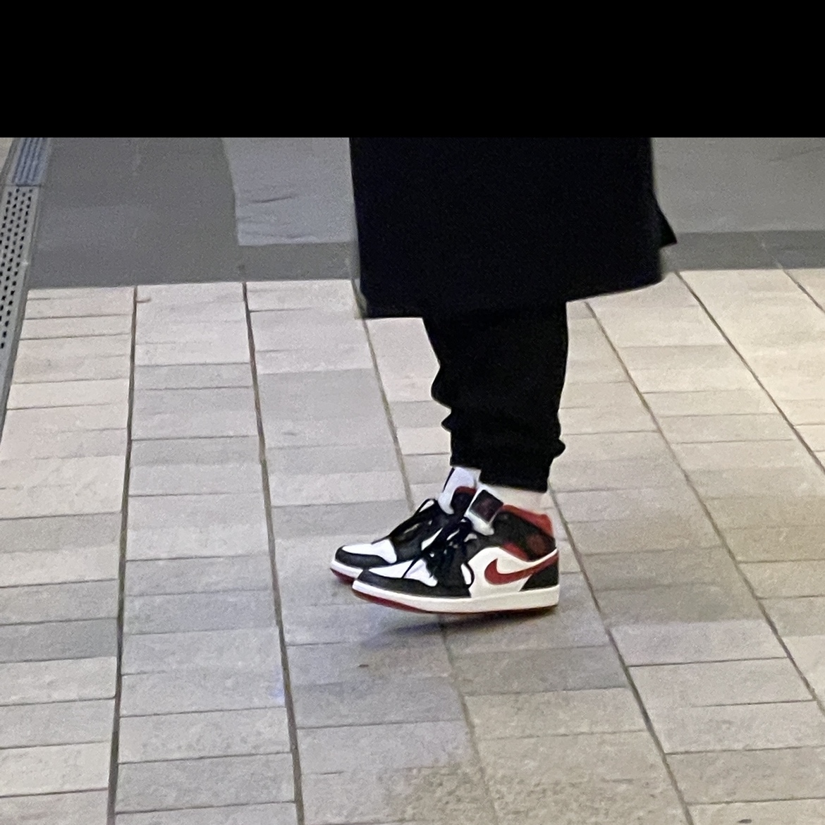 Jordan 1 Mid Gym Red Black White 착용 스타일 - 2