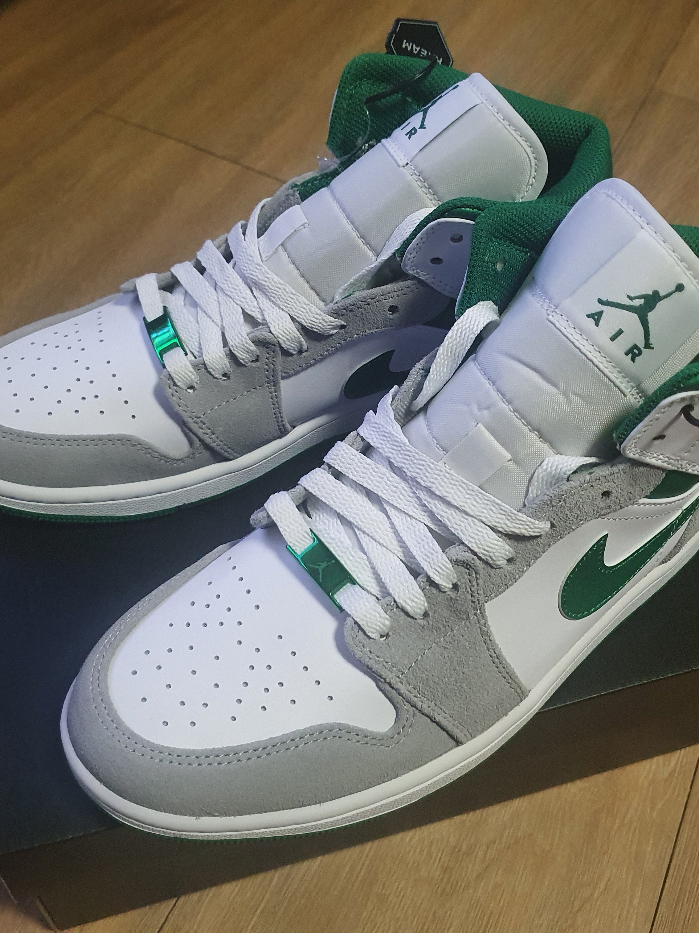 (GS) Jordan 1 Mid SE Pine Green Light Smoke Grey, Jordan 1 Mid SE Pine Green Light Smoke Grey 착용 스타일 - 2
