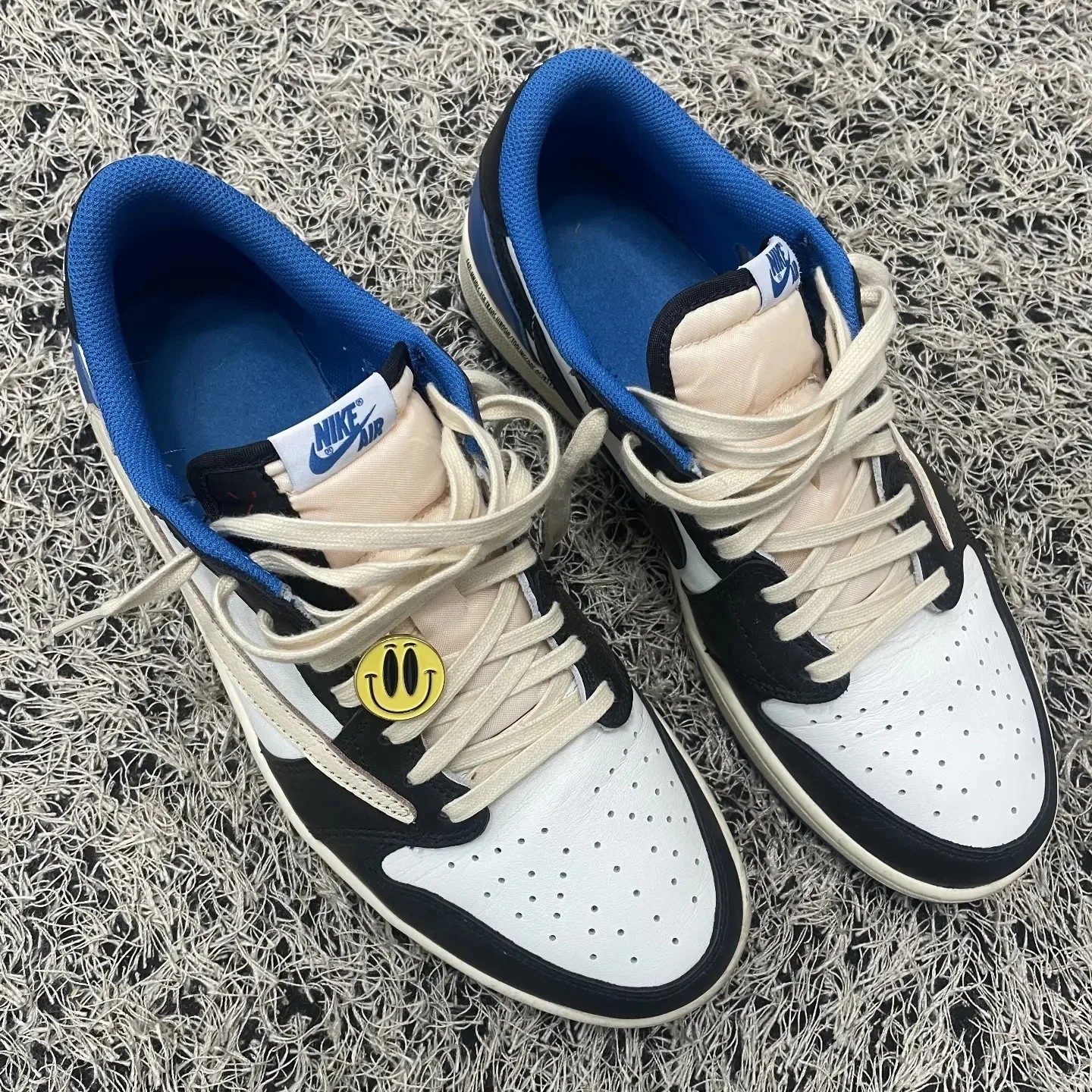 Jordan 1 x Travis Scott x Fragment Retro Low OG SP Military Blue, Yeezy Gap Round Jacket Black 착용 스타일 - 2