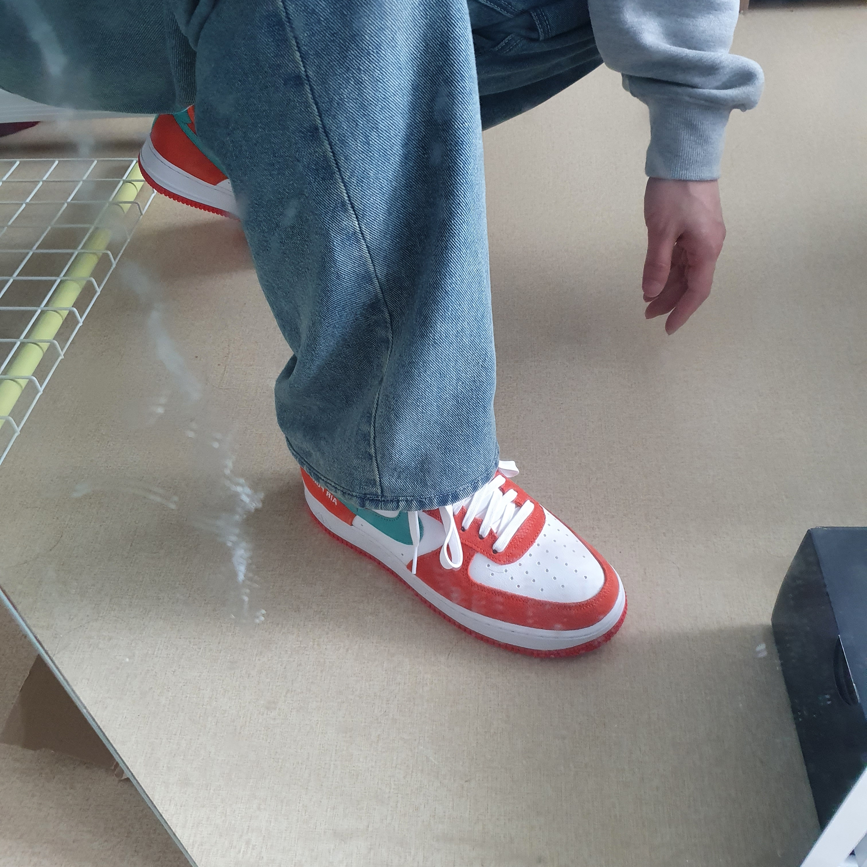 Nike Air Force 1 '07 LV8 Athletic Club Rush Orange Washed Teal 착용 스타일 - 3