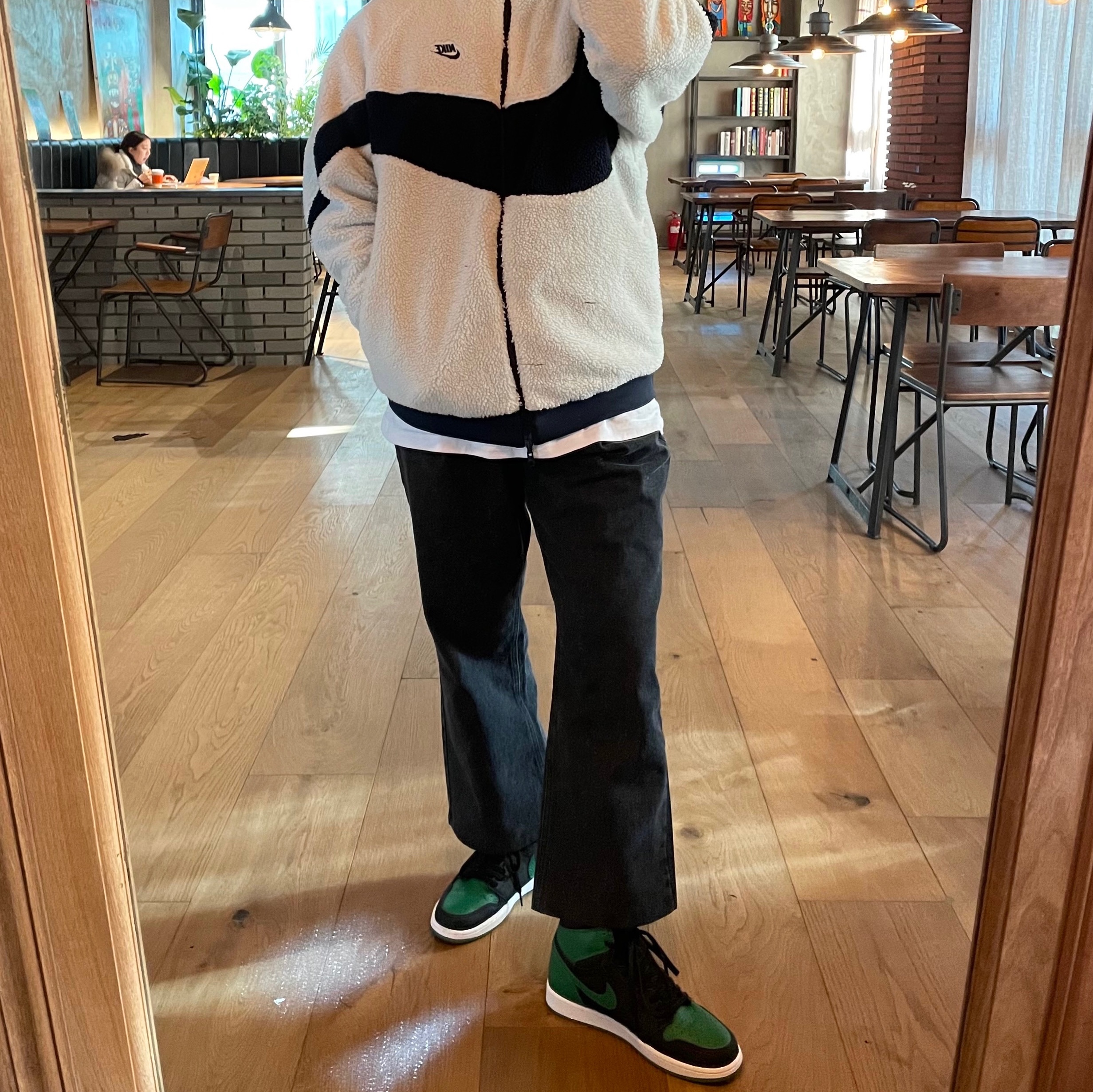Jordan 1 Retro High OG Pine Green Black, Nike Big Swoosh Full Zip Jacket White Navy 착용 스타일