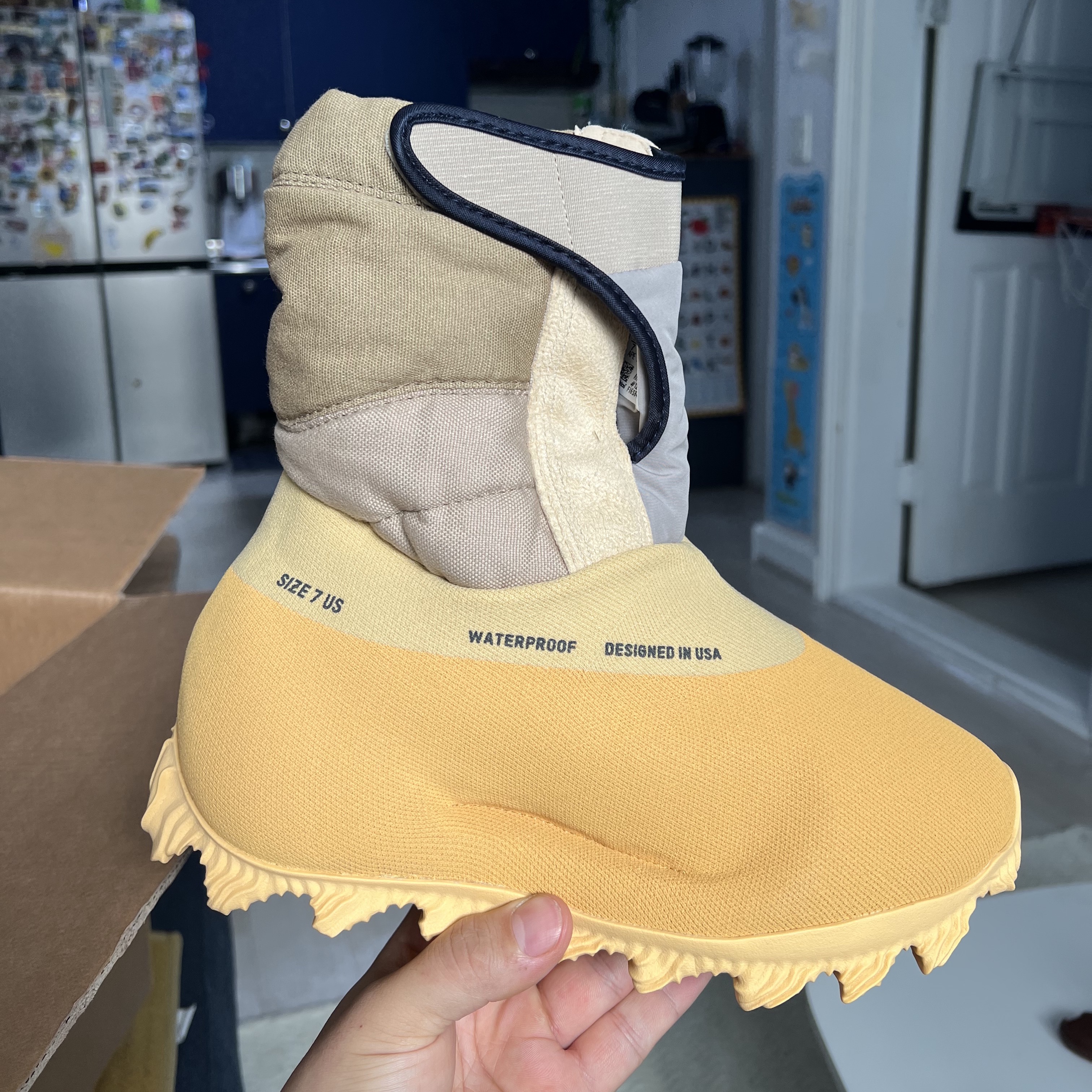 adidas Yeezy Knit RNR Boot Sulfur 착용 스타일 - 2