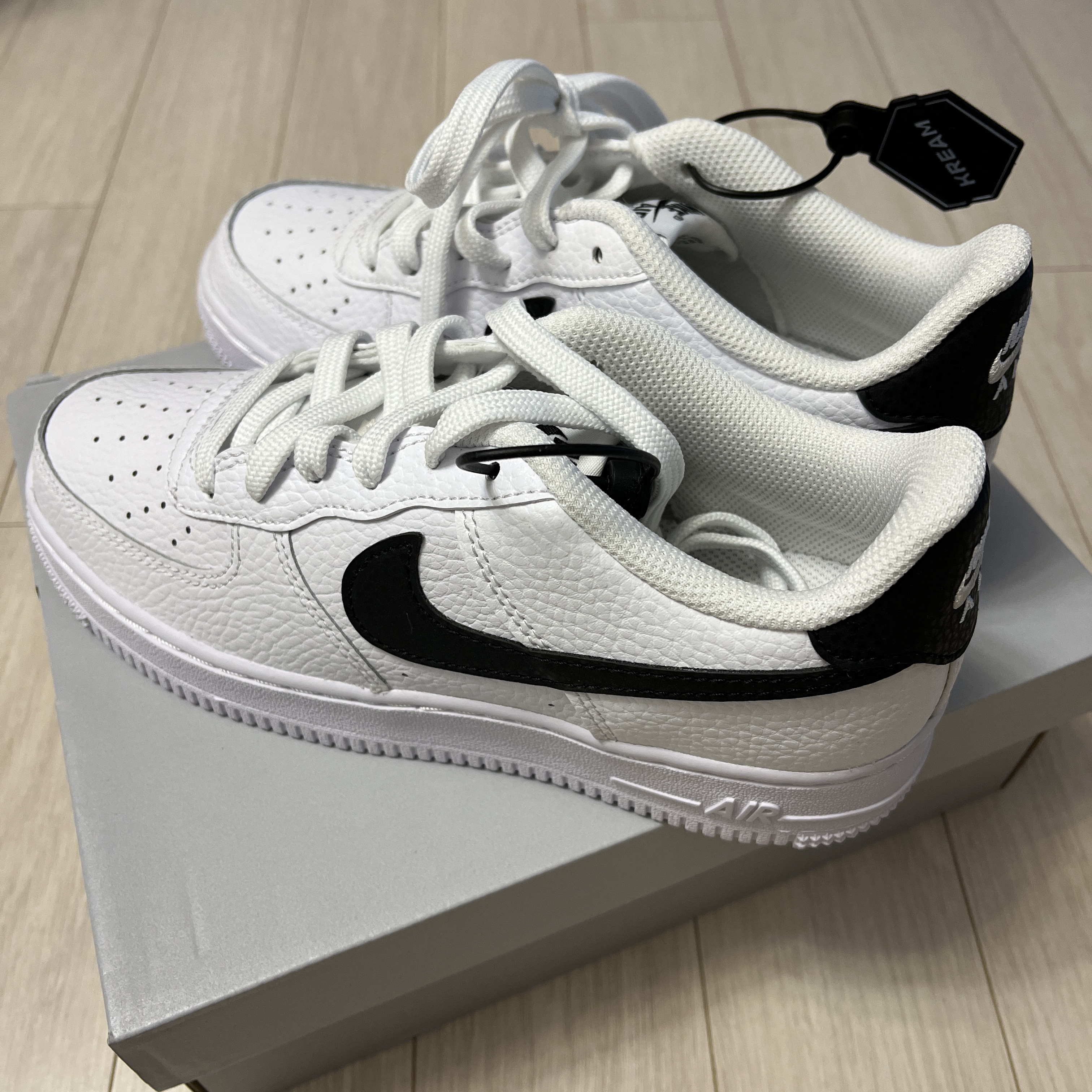 (GS) Nike Air Force 1 White Black 착용 스타일