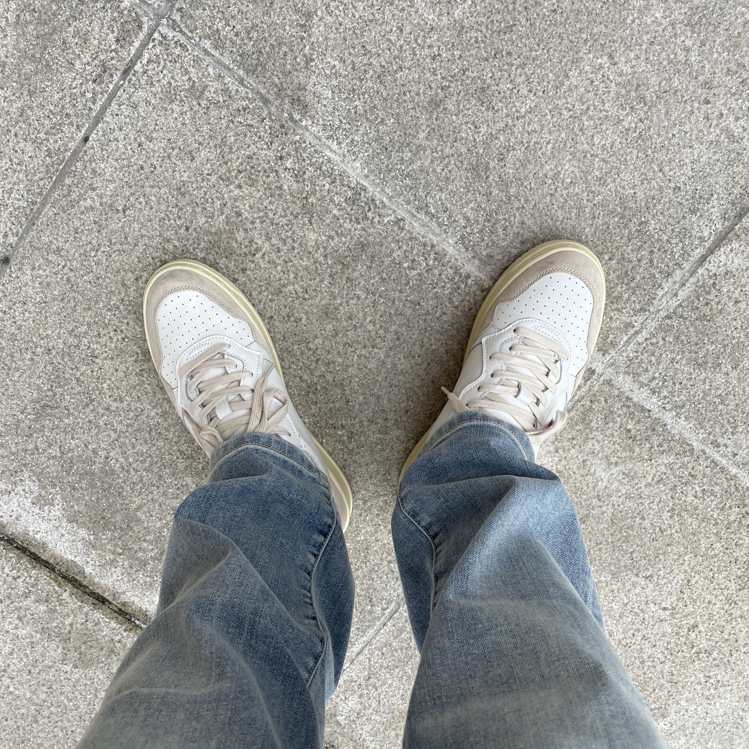 Autry Medalist Low Leather Suede Sneakers White 착용 스타일
