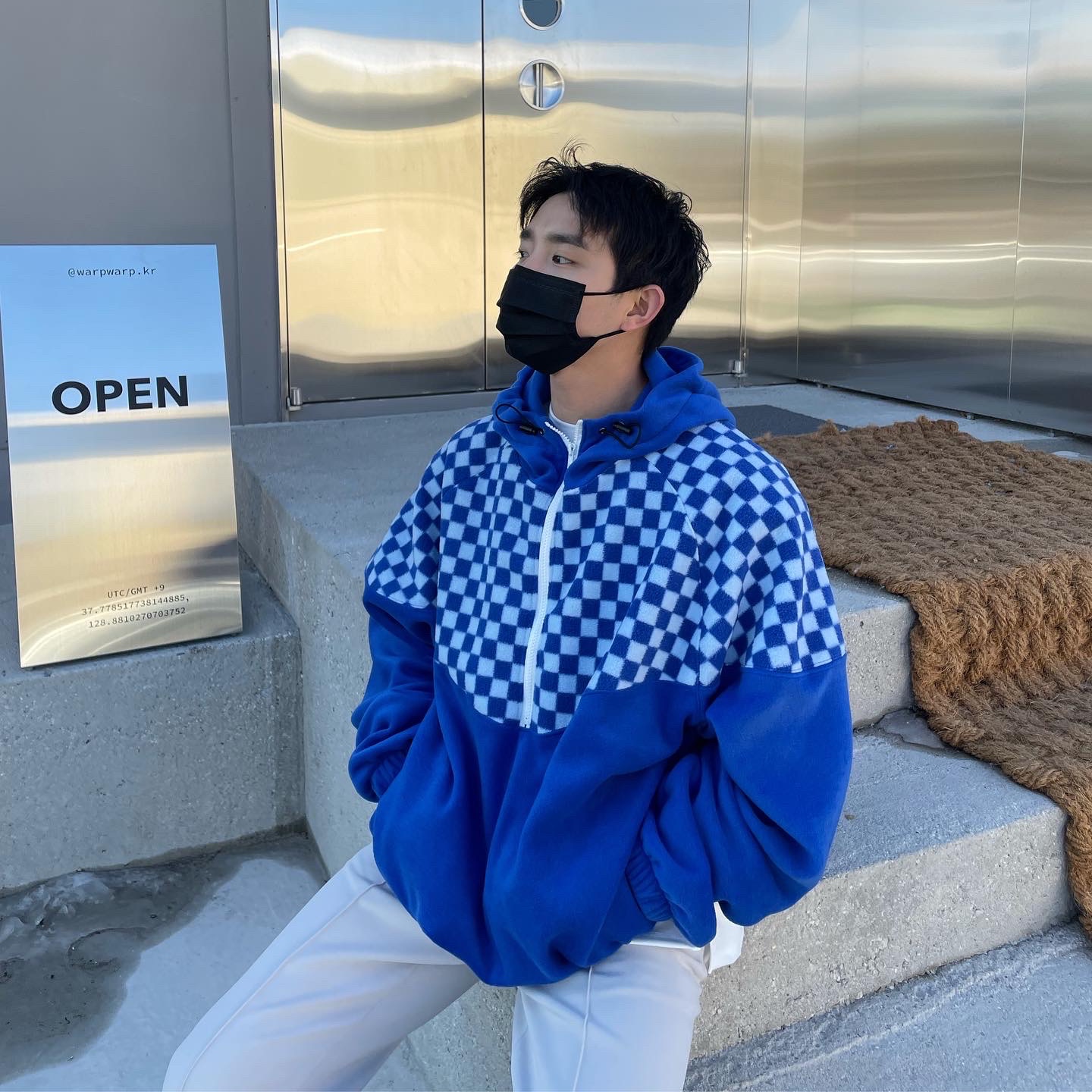 Jordan 1 Mid SE Signal Blue 착용 스타일 - 5