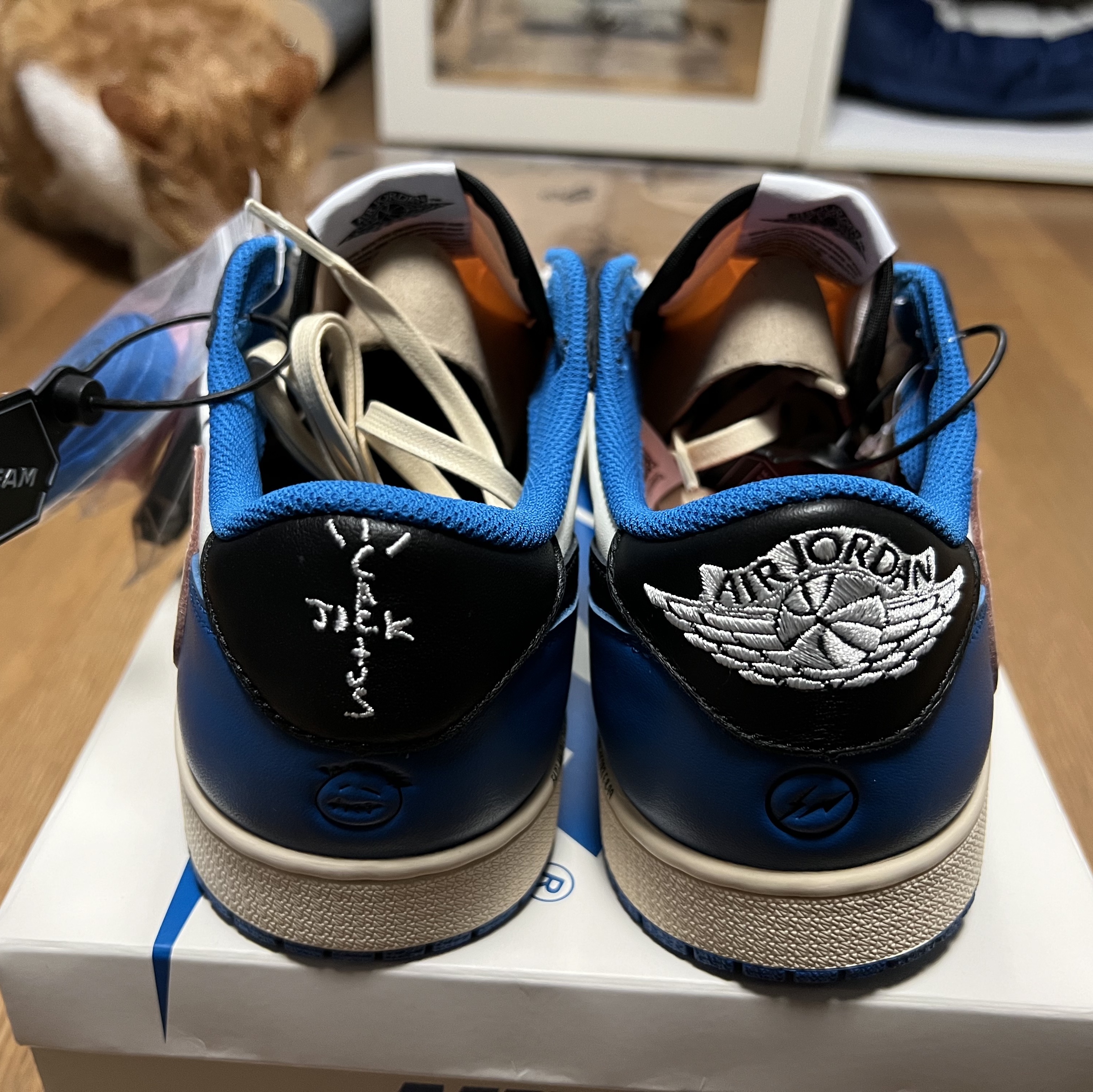 Jordan 1 x Travis Scott x Fragment Retro Low OG SP Military Blue 착용 스타일 - 3