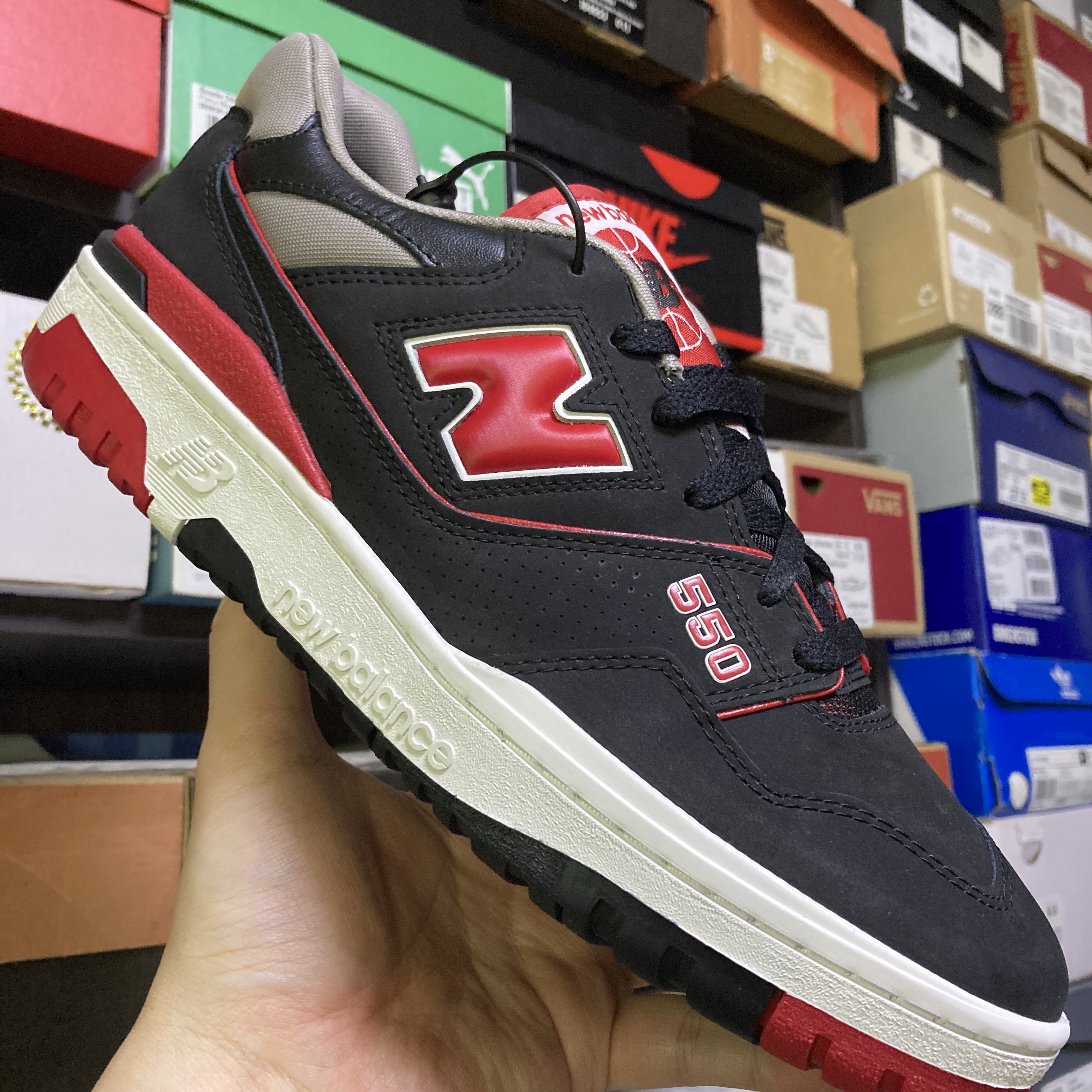 New Balance 550 Black Red 착용 스타일 - 1