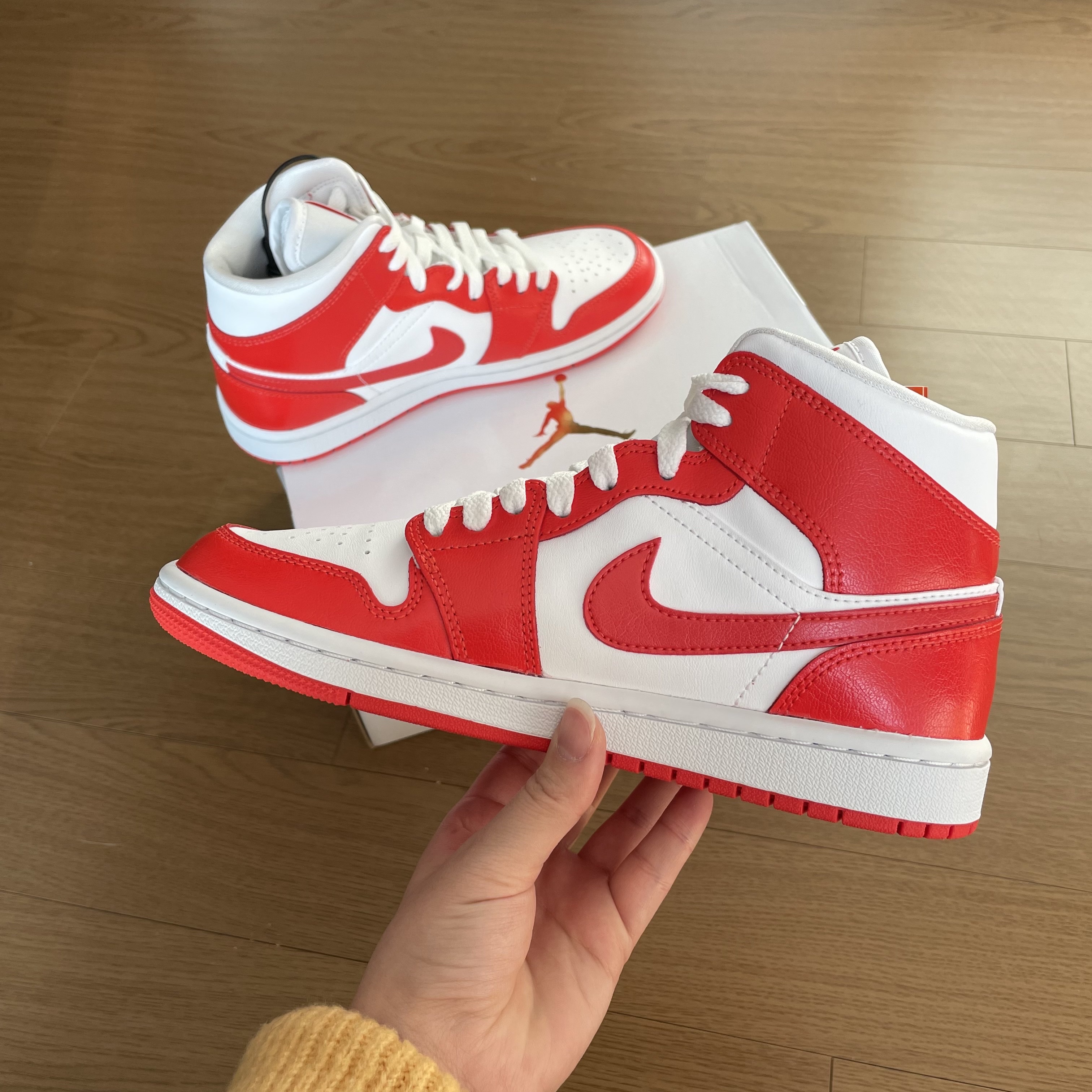 (W) Jordan 1 Mid Habanero Red 착용 스타일 - 3