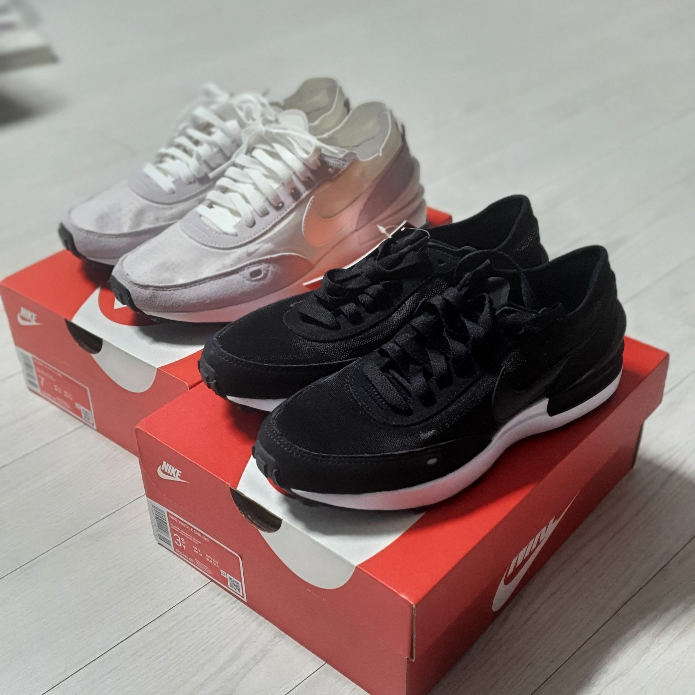 (W) Nike Waffle One Pale Coral, (GS) Nike Waffle One Black 착용 스타일