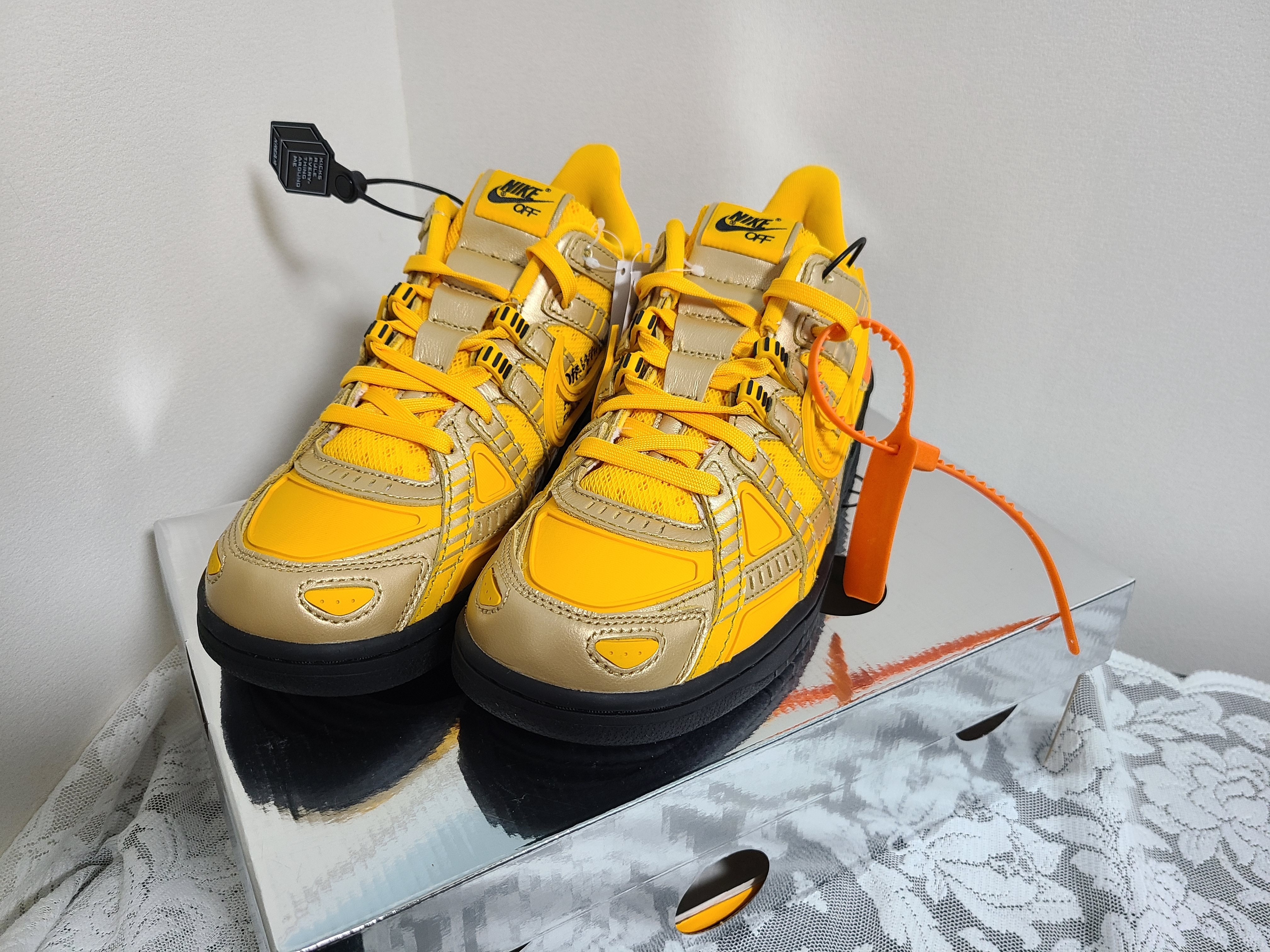 Nike x Off-White Air Rubber Dunk University Gold 착용 스타일 - 1