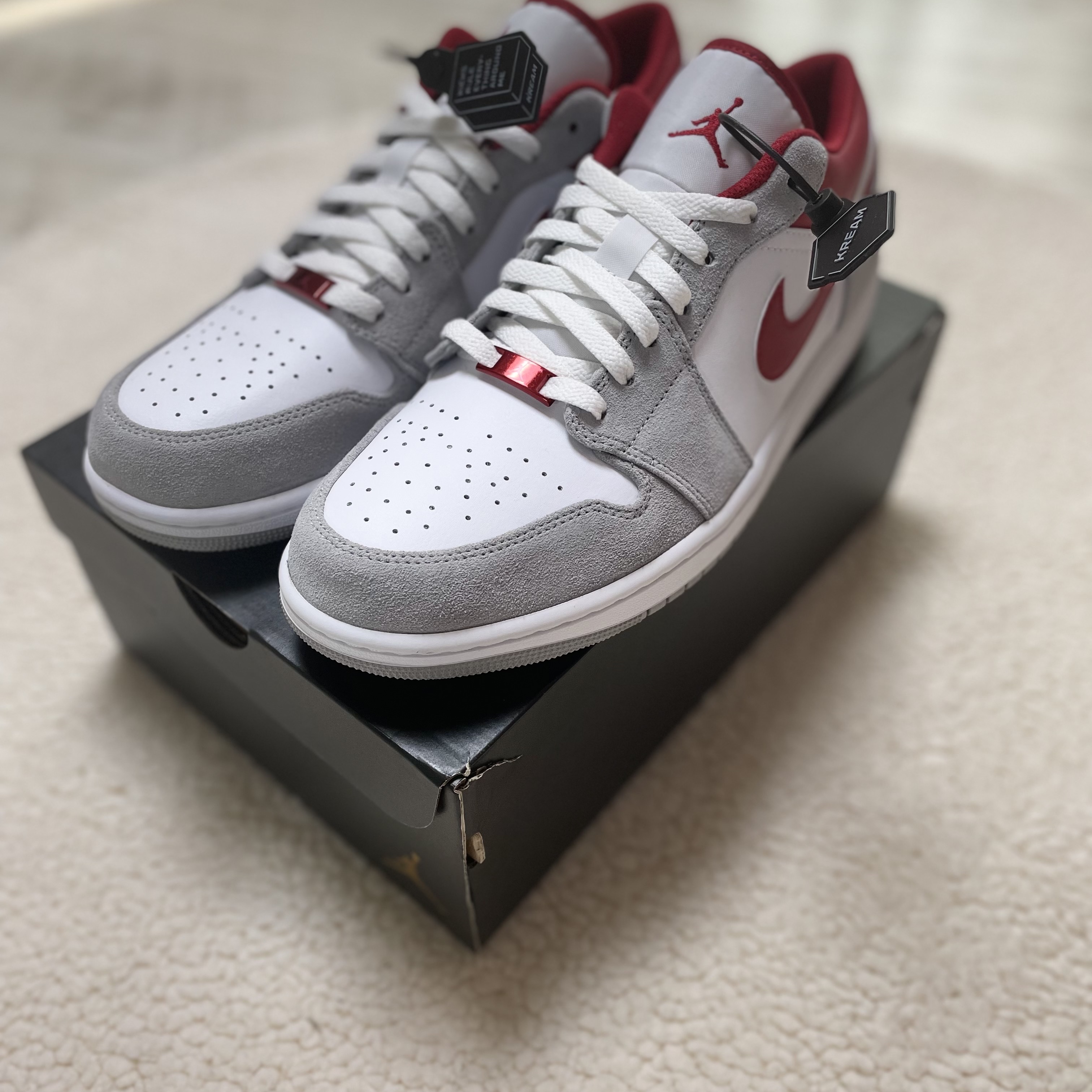 Jordan 1 Low SE Light Smoke Grey Gym Red 착용 스타일 - 1