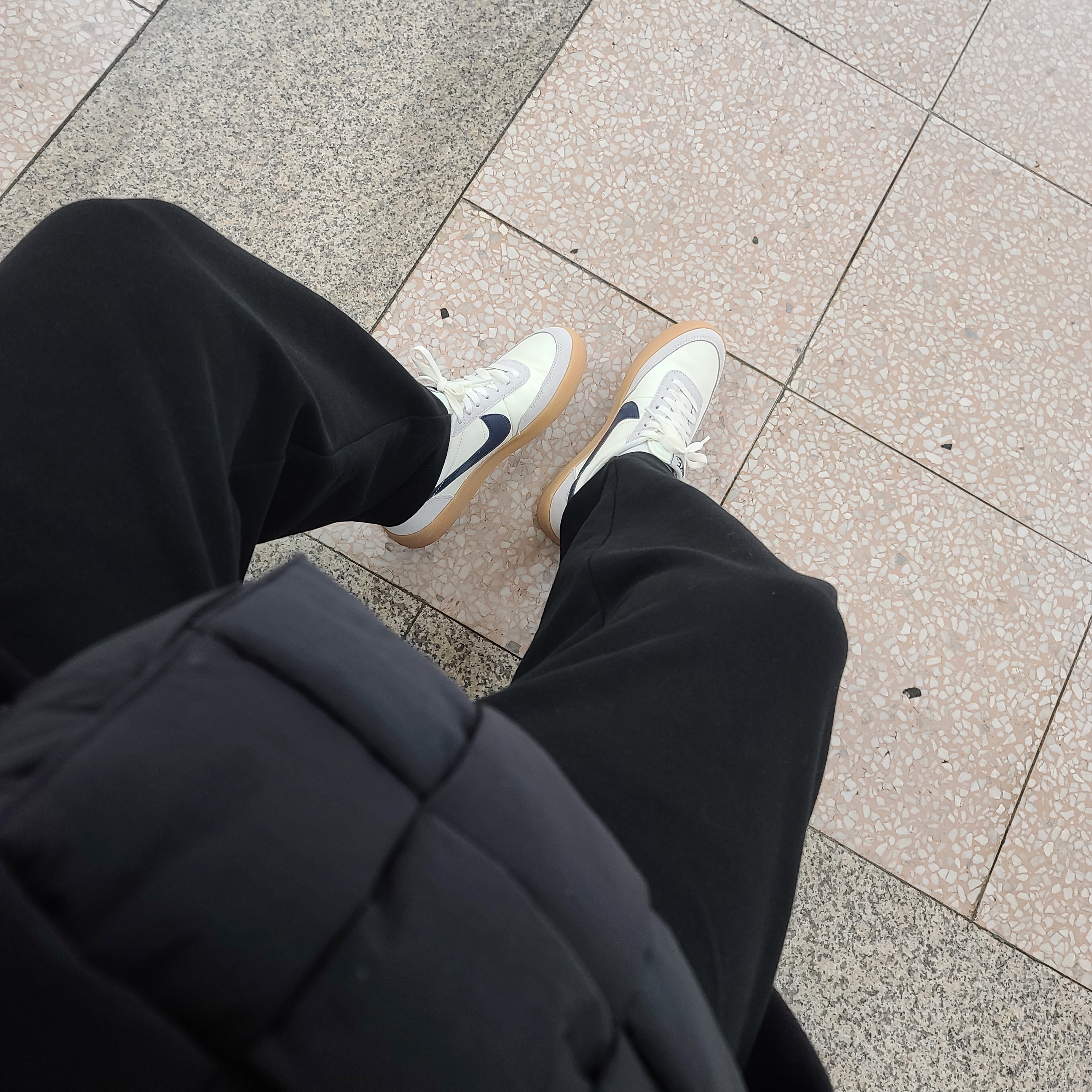 Nike x J.Crew Killshot 2 Sail Midnight Navy, Bottega Veneta Padded Tech Cassette Black 착용 스타일 - 1