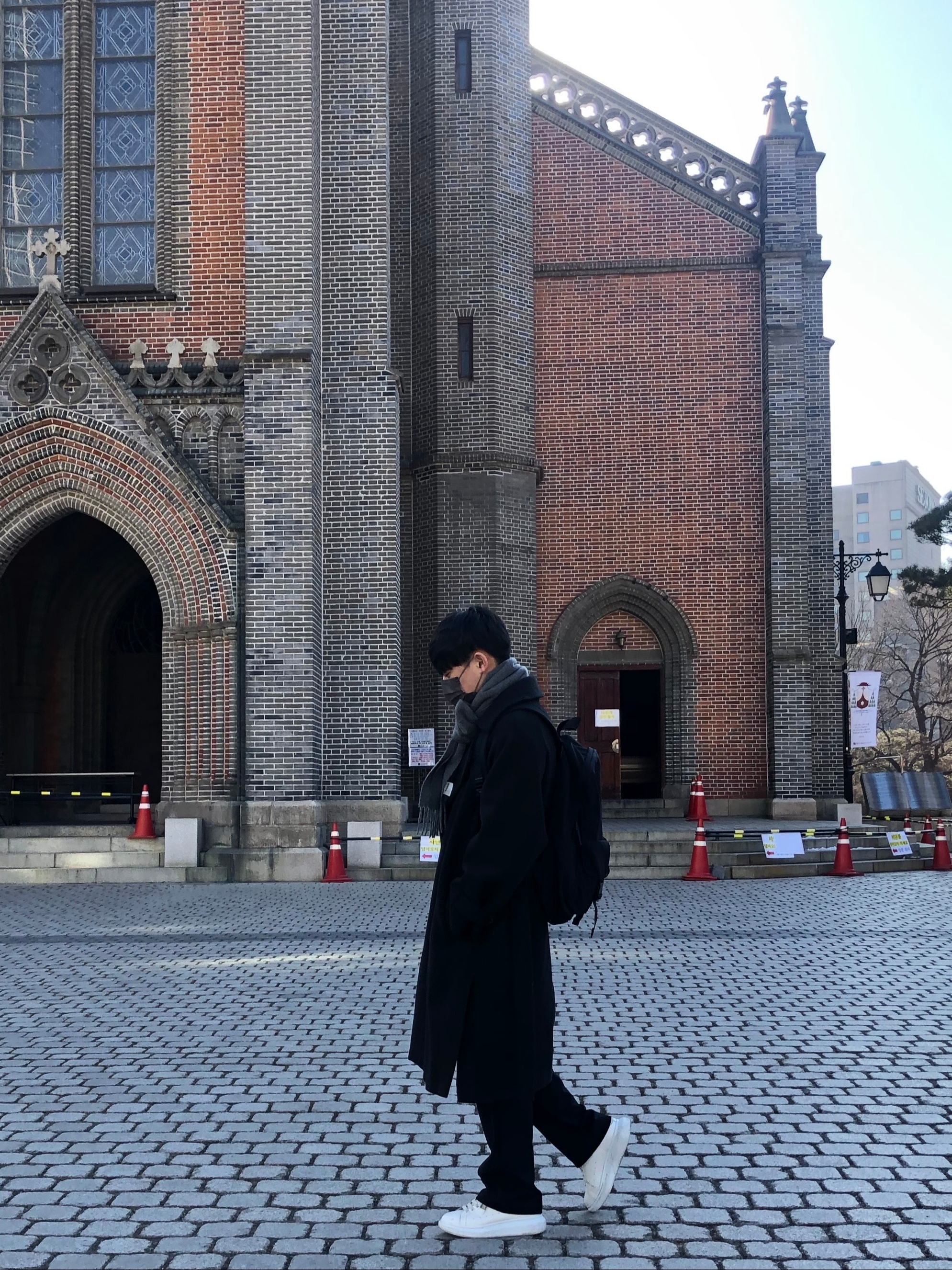 Alexander McQueen Oversized Sneakers White Grey, Acne Studios Canada Narrow New Wool Muffler Grey Melange 착용 스타일 - 2