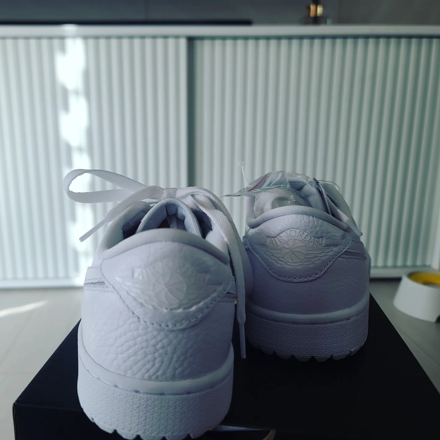 Jordan 1 Low Golf Triple White 착용 스타일 - 2