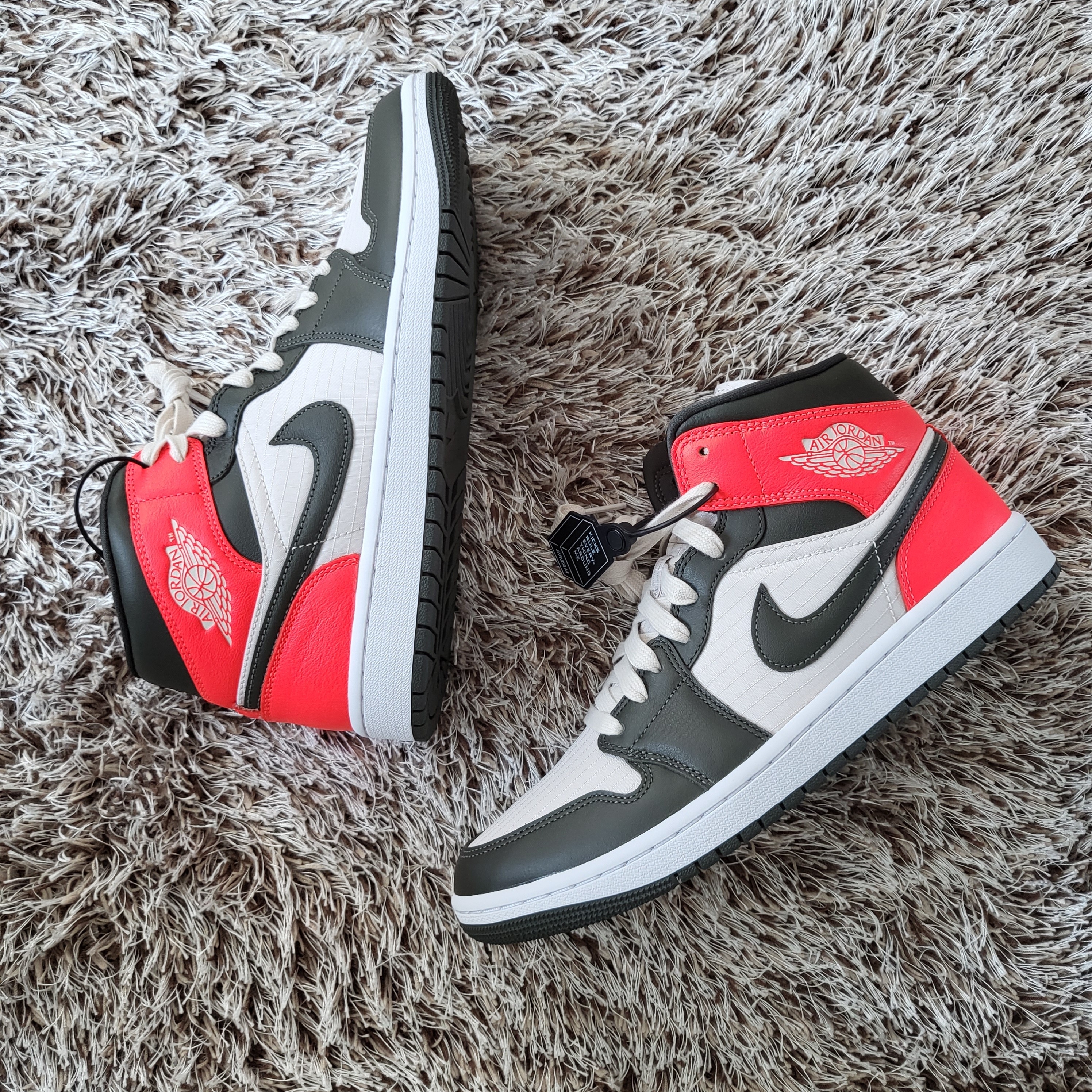 (W) Jordan 1 Mid SE Newsprint 착용 스타일