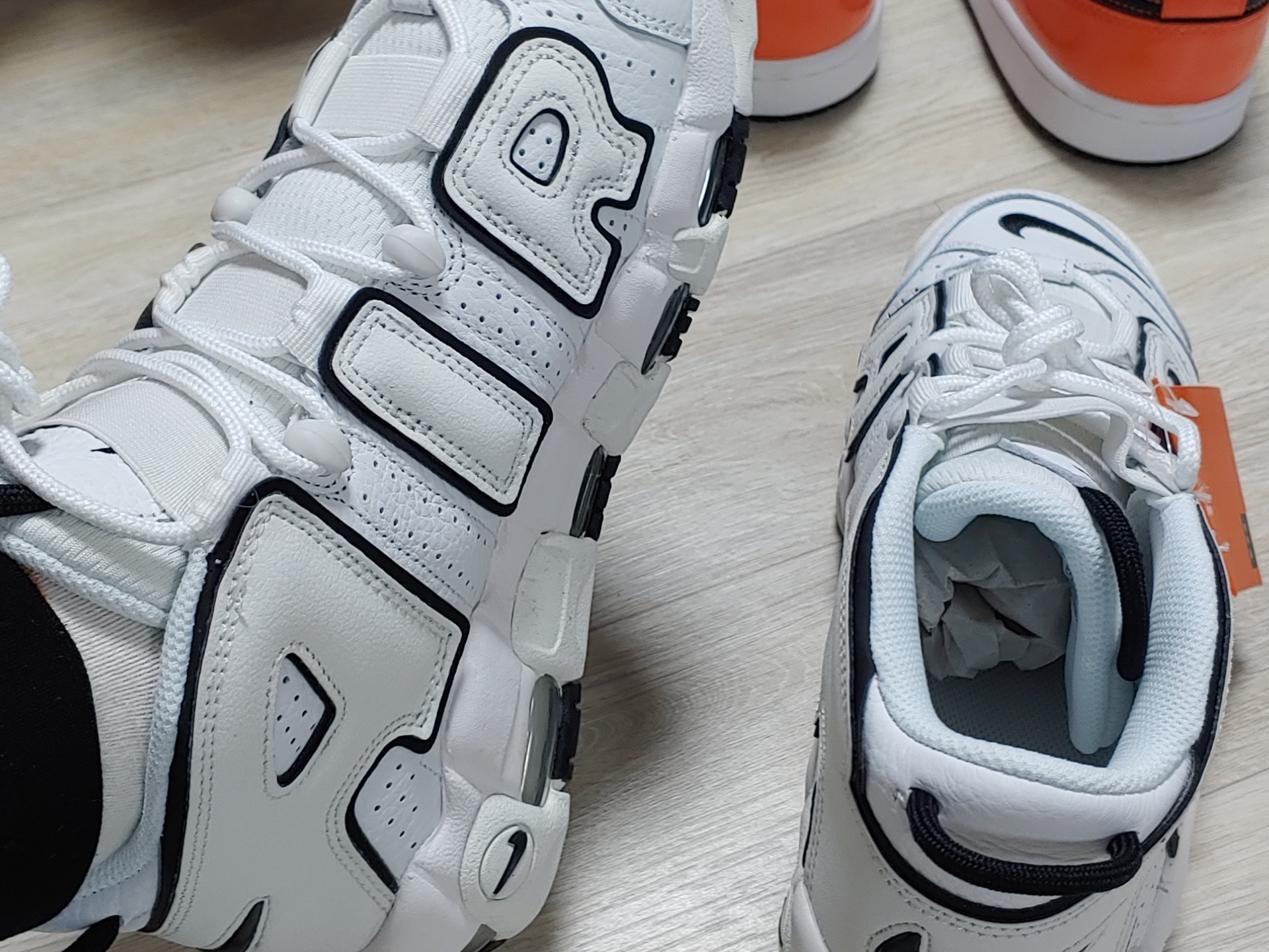 (W) Nike Air More Uptempo Summit White 착용 스타일 - 3