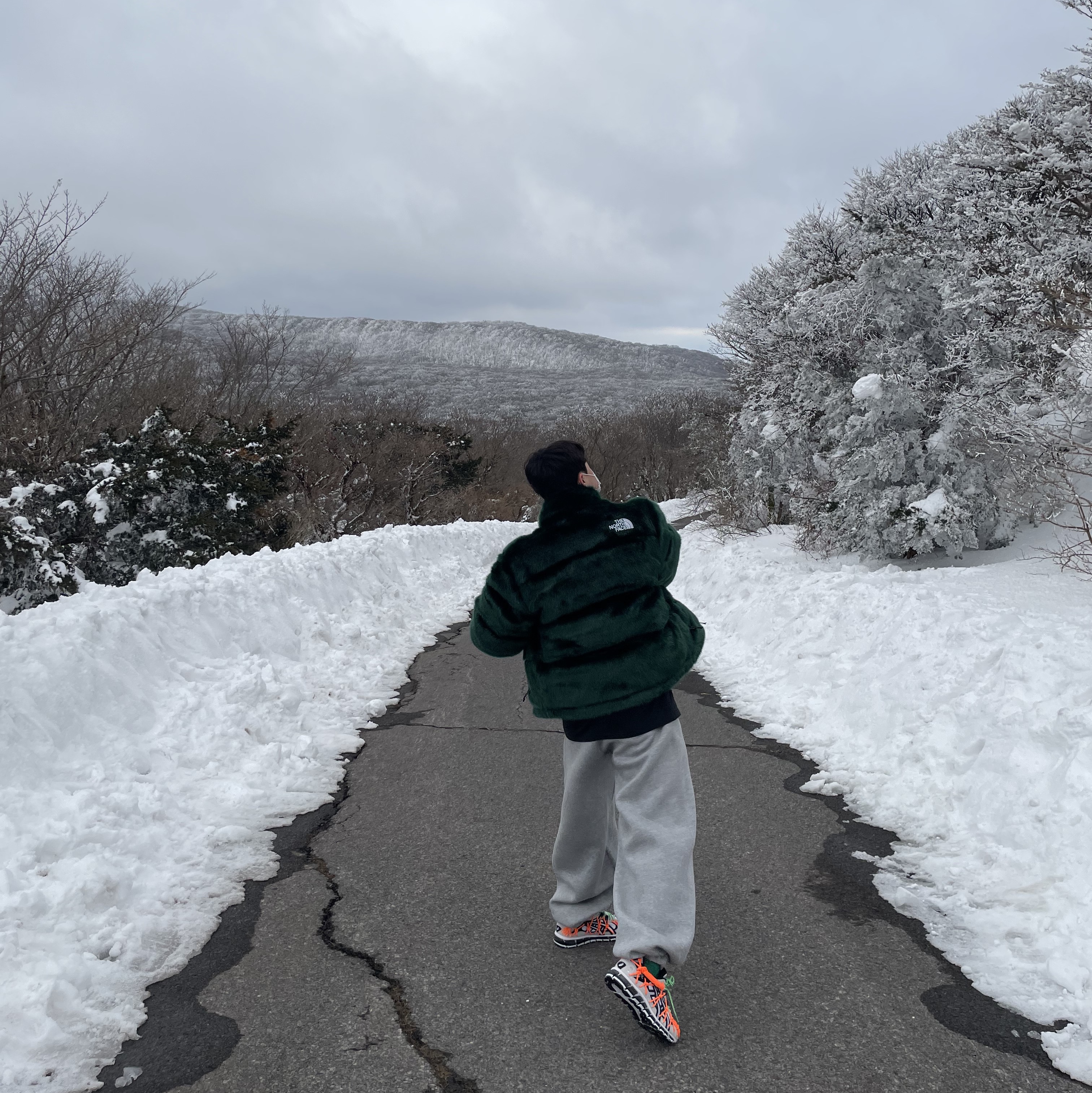 Supreme x The North Face Faux Fur Nuptse Jacket Green - 20FW, Asics x Rokh Gel-Kayano 5 360 White Black 착용 스타일 - 1