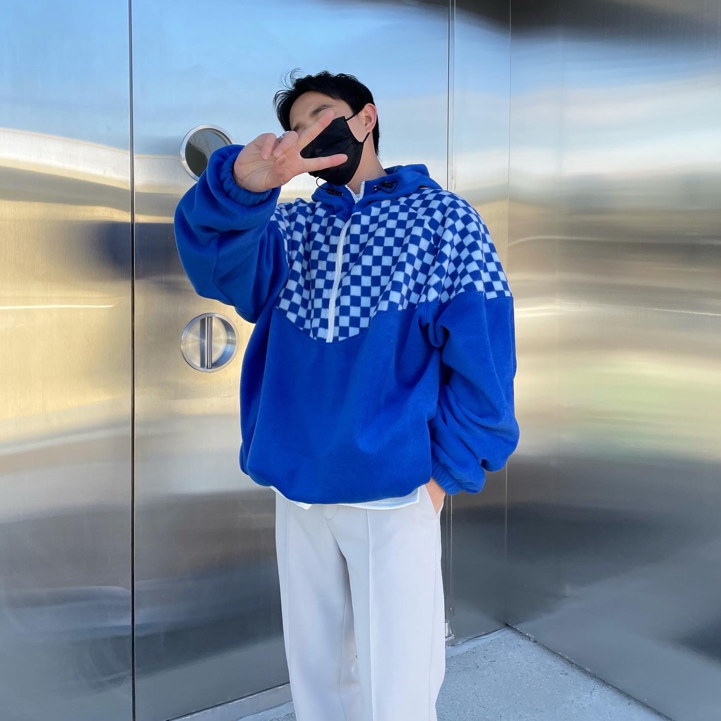 Jordan 1 Mid SE Signal Blue 착용 스타일 - 4