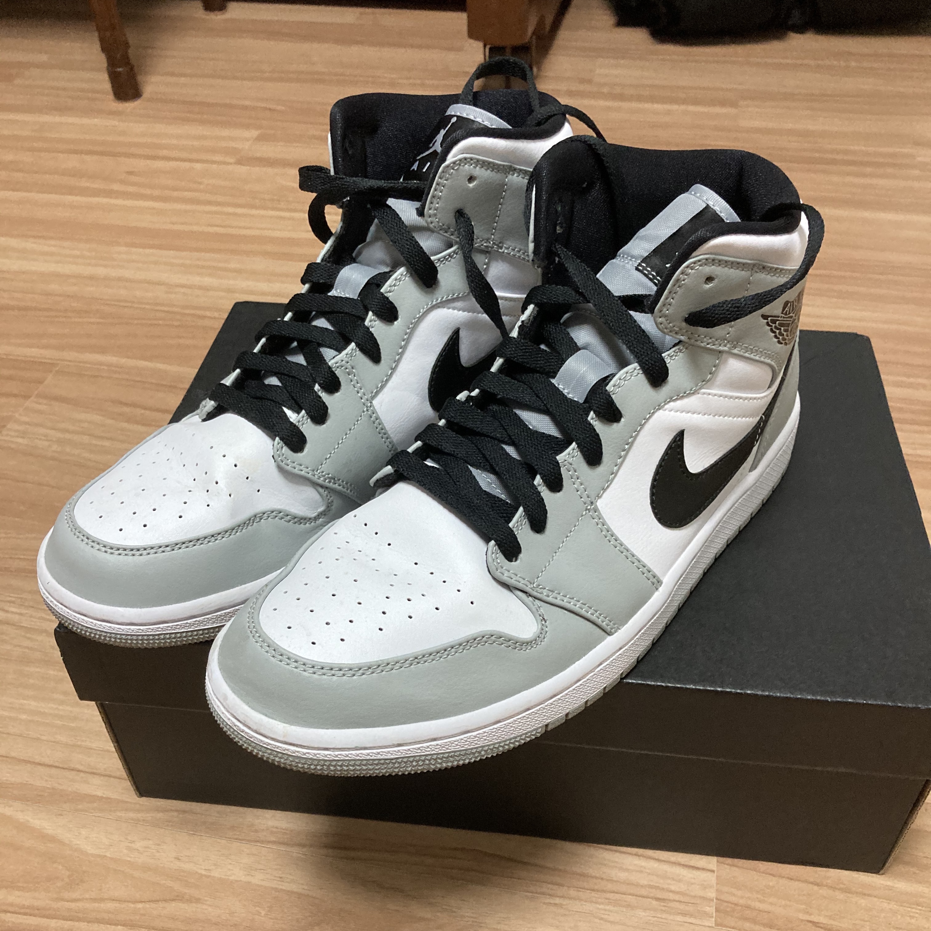 Jordan 1 Mid Light Smoke Grey 착용 스타일 - 2