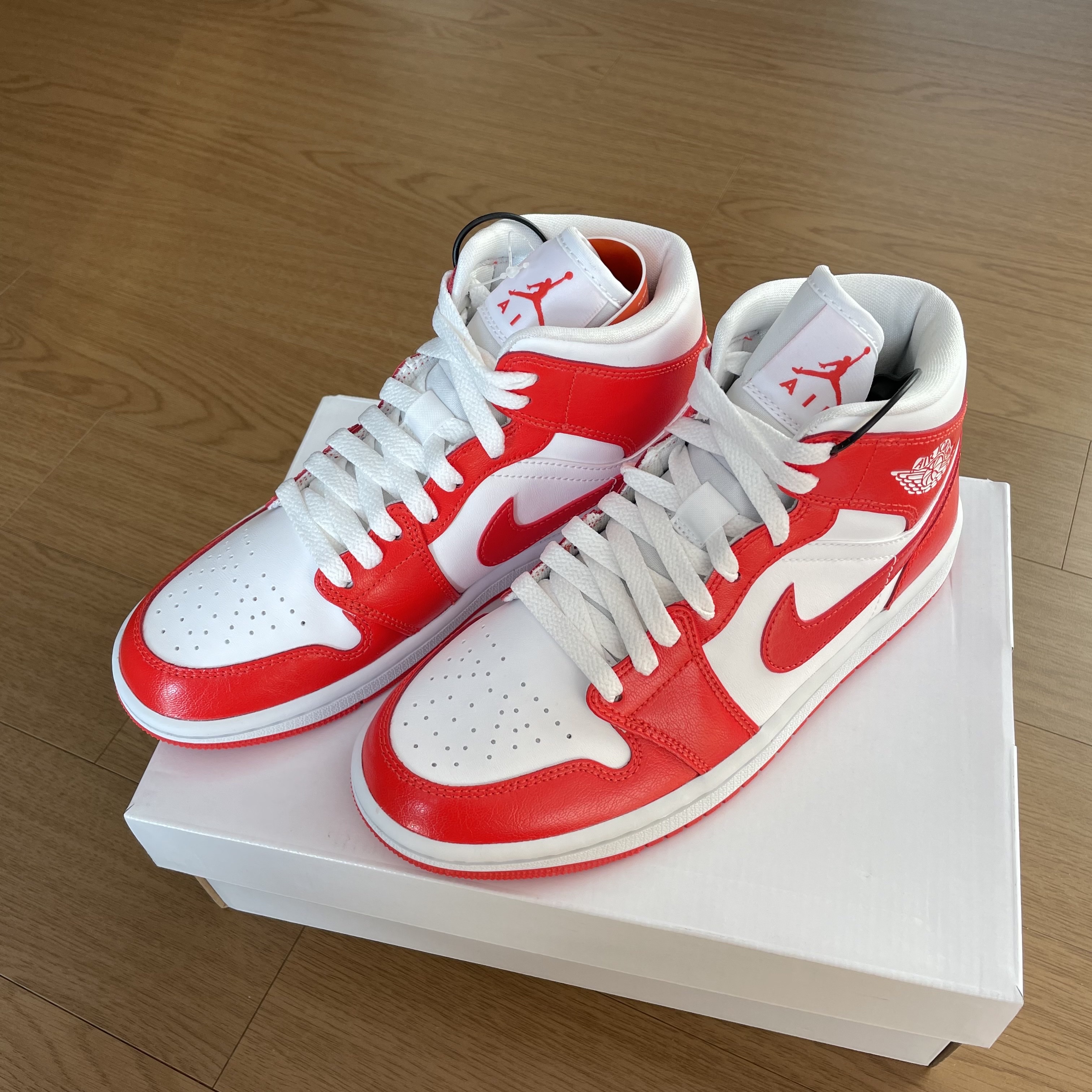 (W) Jordan 1 Mid Habanero Red 착용 스타일 - 2