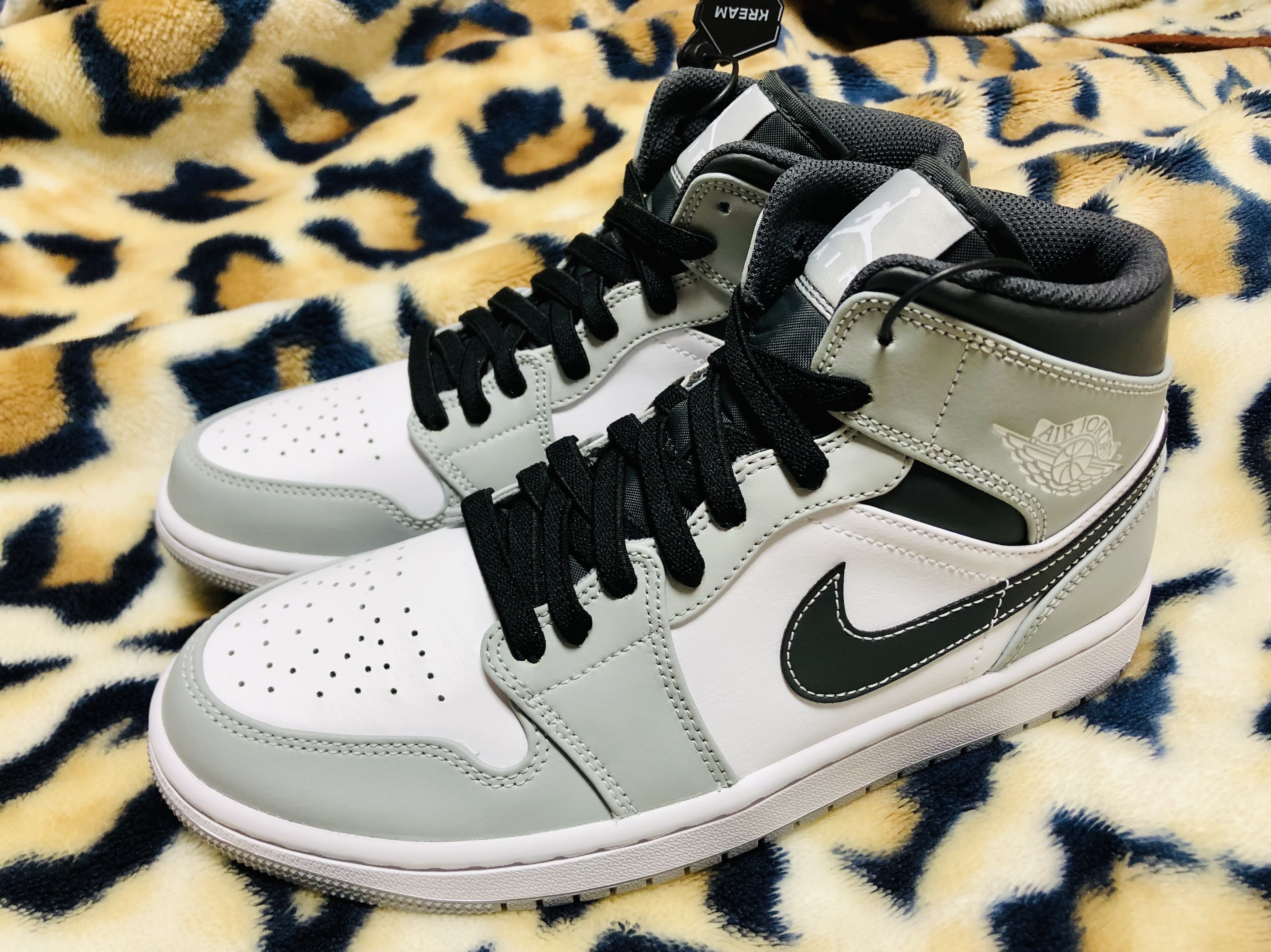 Jordan 1 Mid Light Smoke Grey Anthracite 착용 스타일