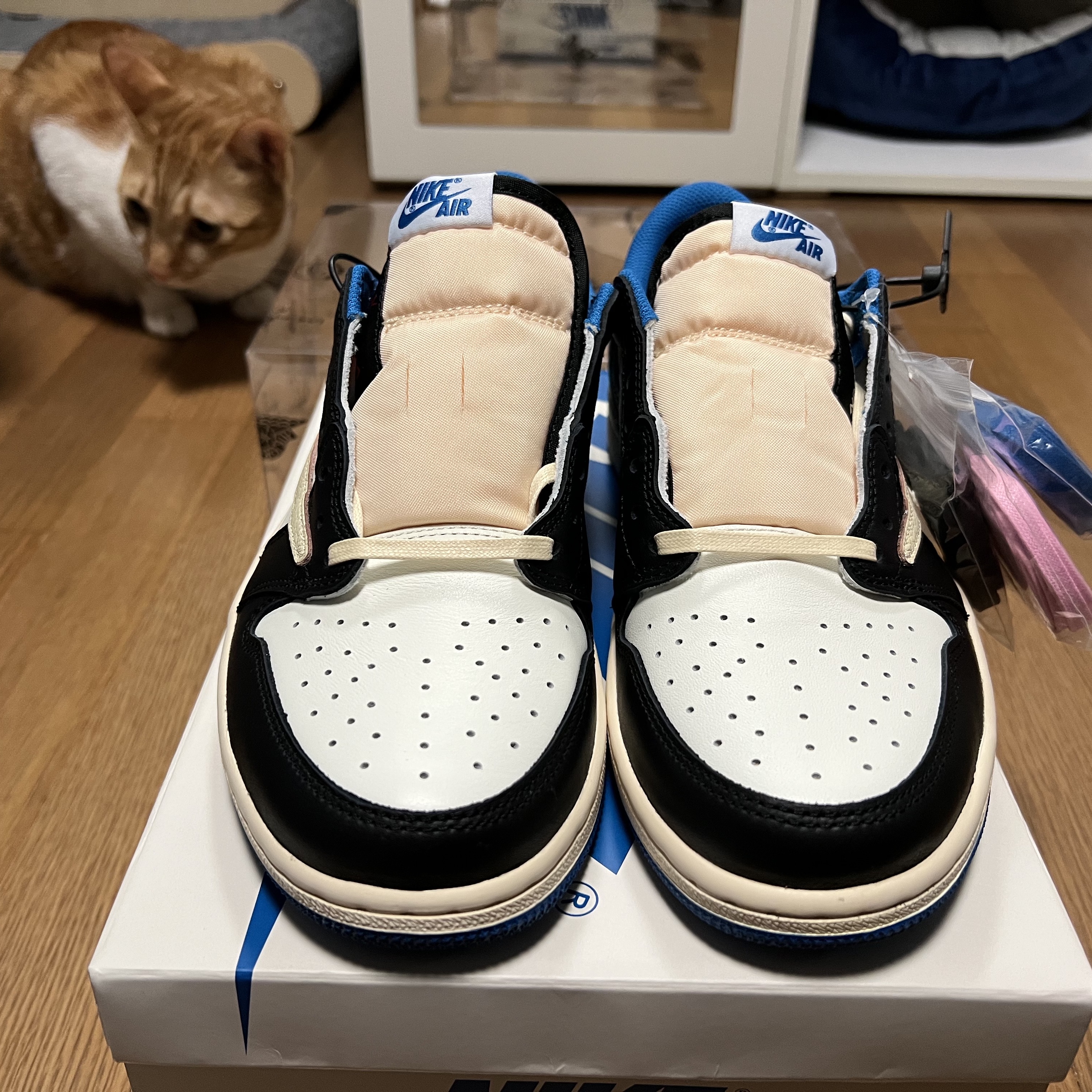 Jordan 1 x Travis Scott x Fragment Retro Low OG SP Military Blue 착용 스타일 - 2