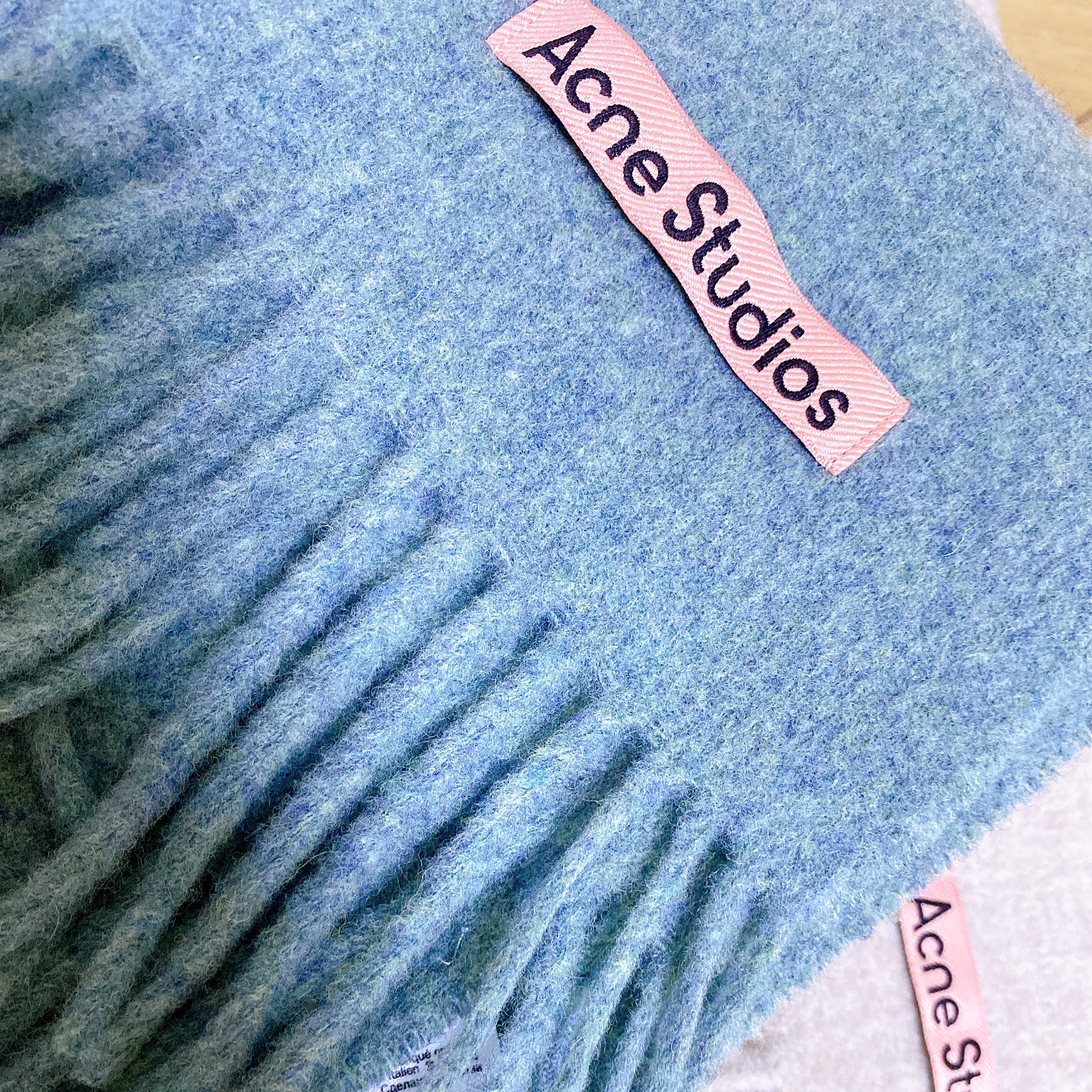 Acne Studios Canada Narrow New Wool Muffler Dusty Green Melange 착용 스타일
