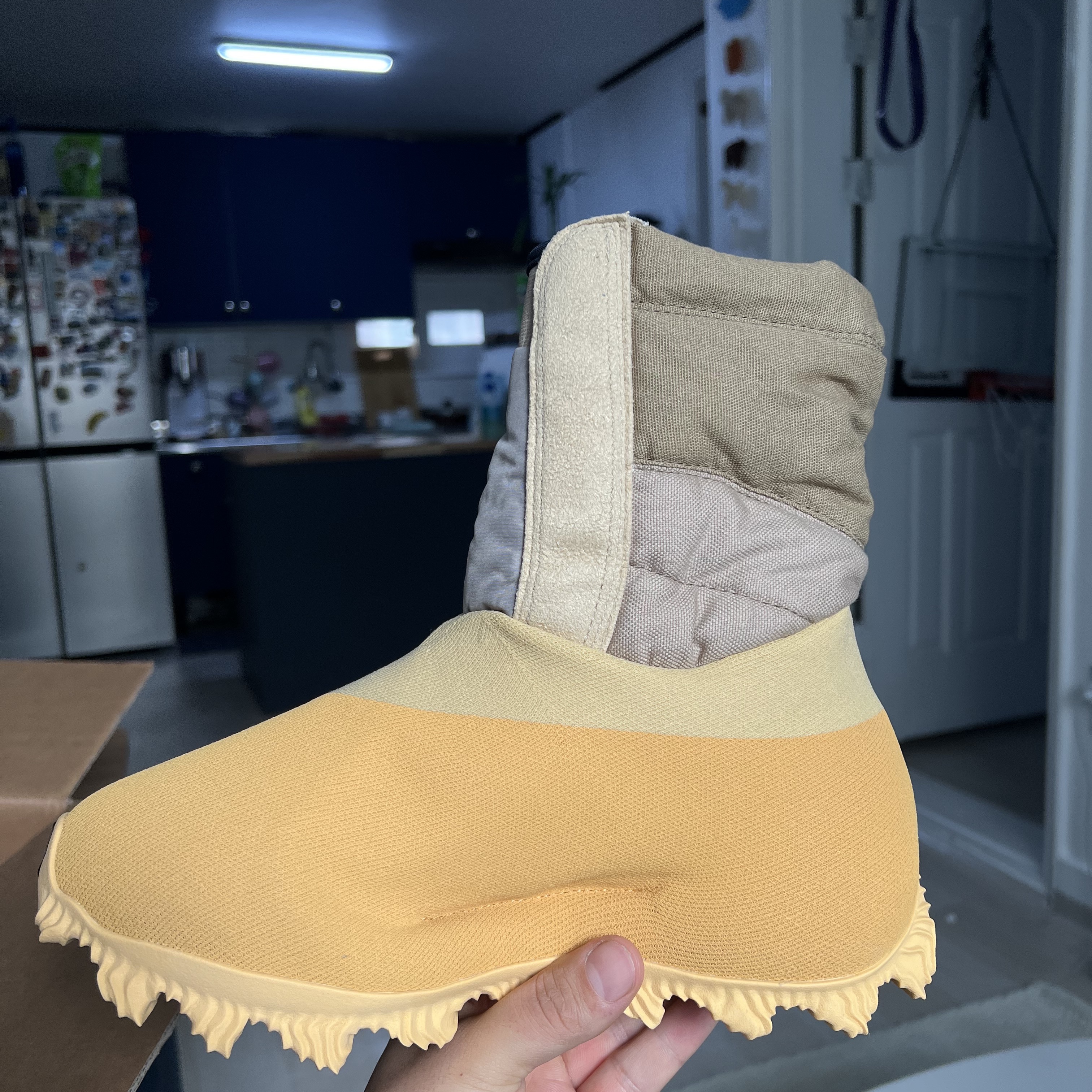 adidas Yeezy Knit RNR Boot Sulfur 착용 스타일 - 1