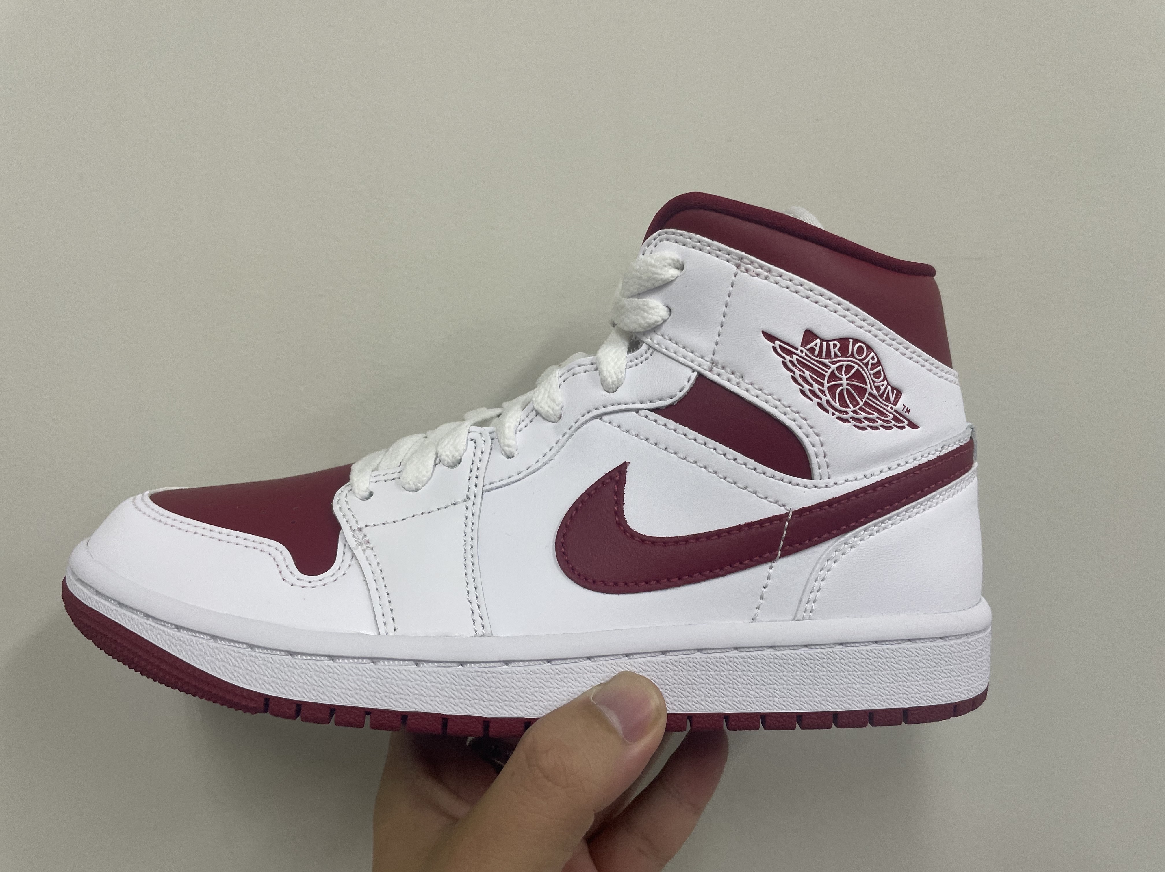 (W) Jordan 1 Mid Championship Red 착용 스타일