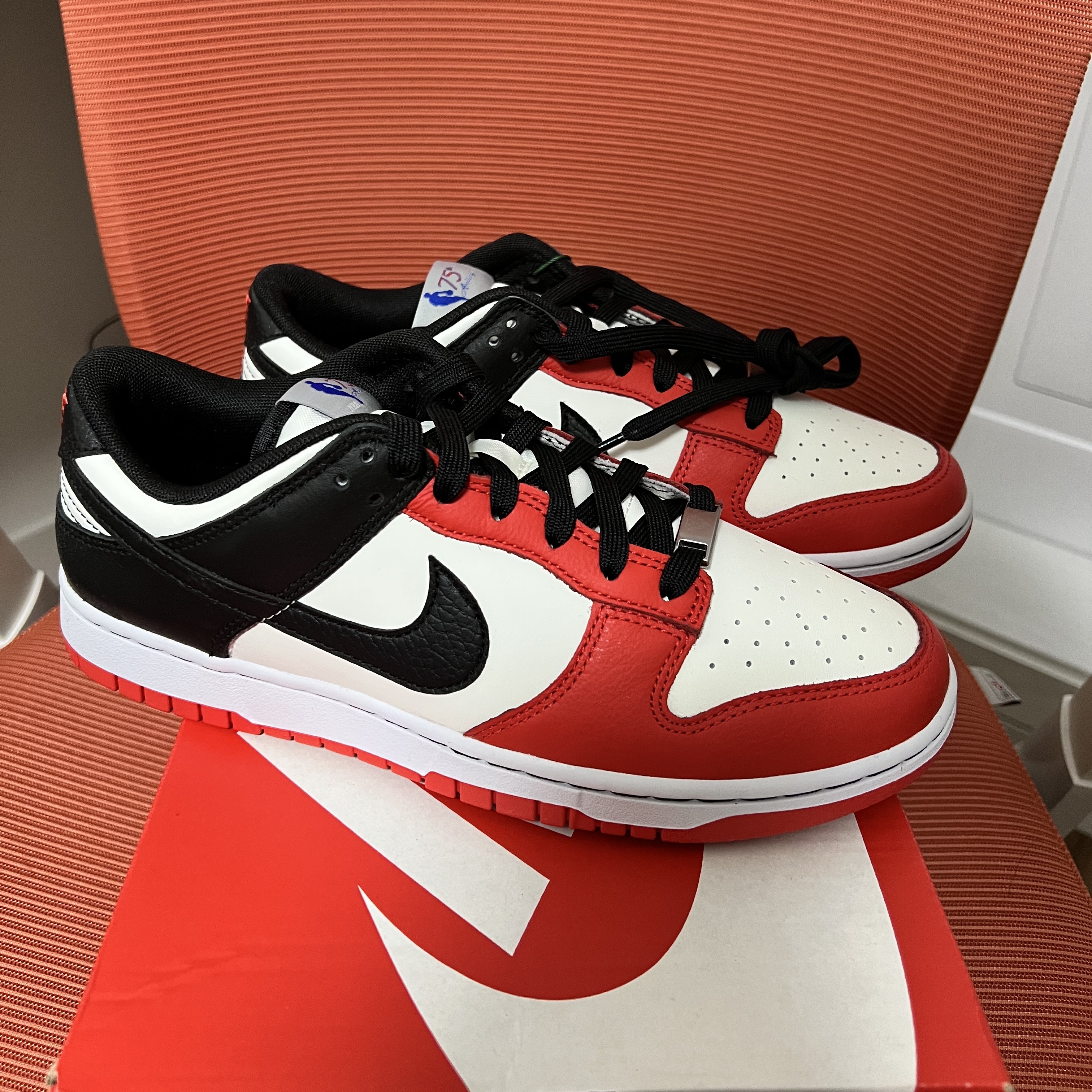 Nike x NBA Dunk Low Retro EMB Black and Chile Red 착용 스타일
