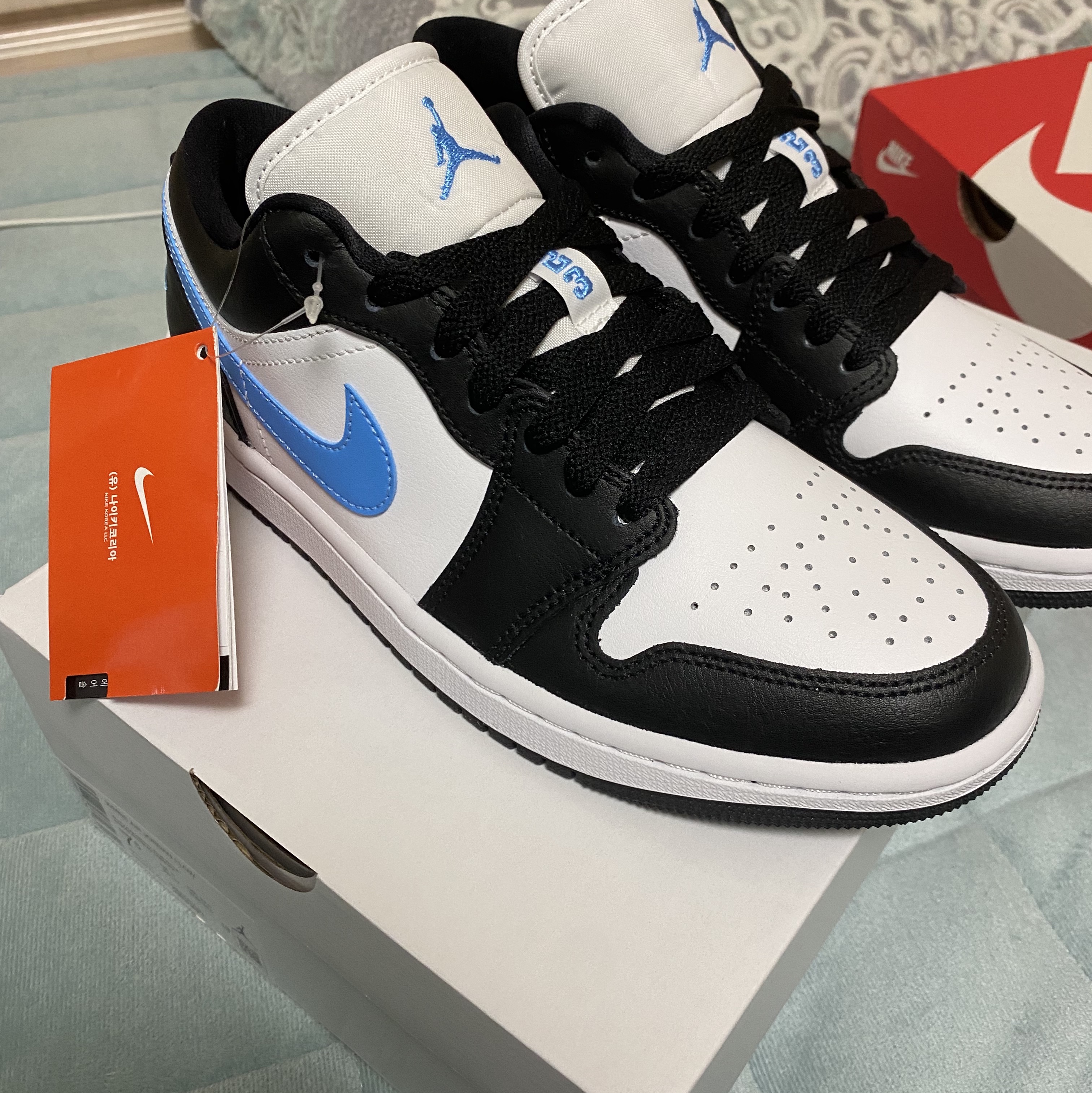 (W) Jordan 1 Low Black University Blue 착용 스타일 - 1
