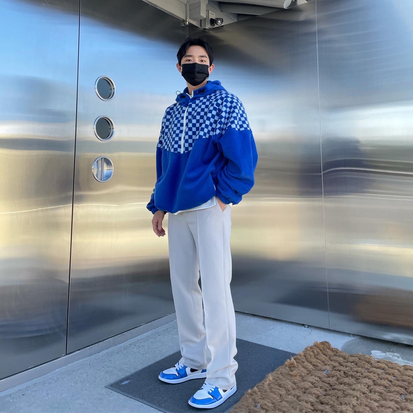 Jordan 1 Mid SE Signal Blue 착용 스타일 - 3