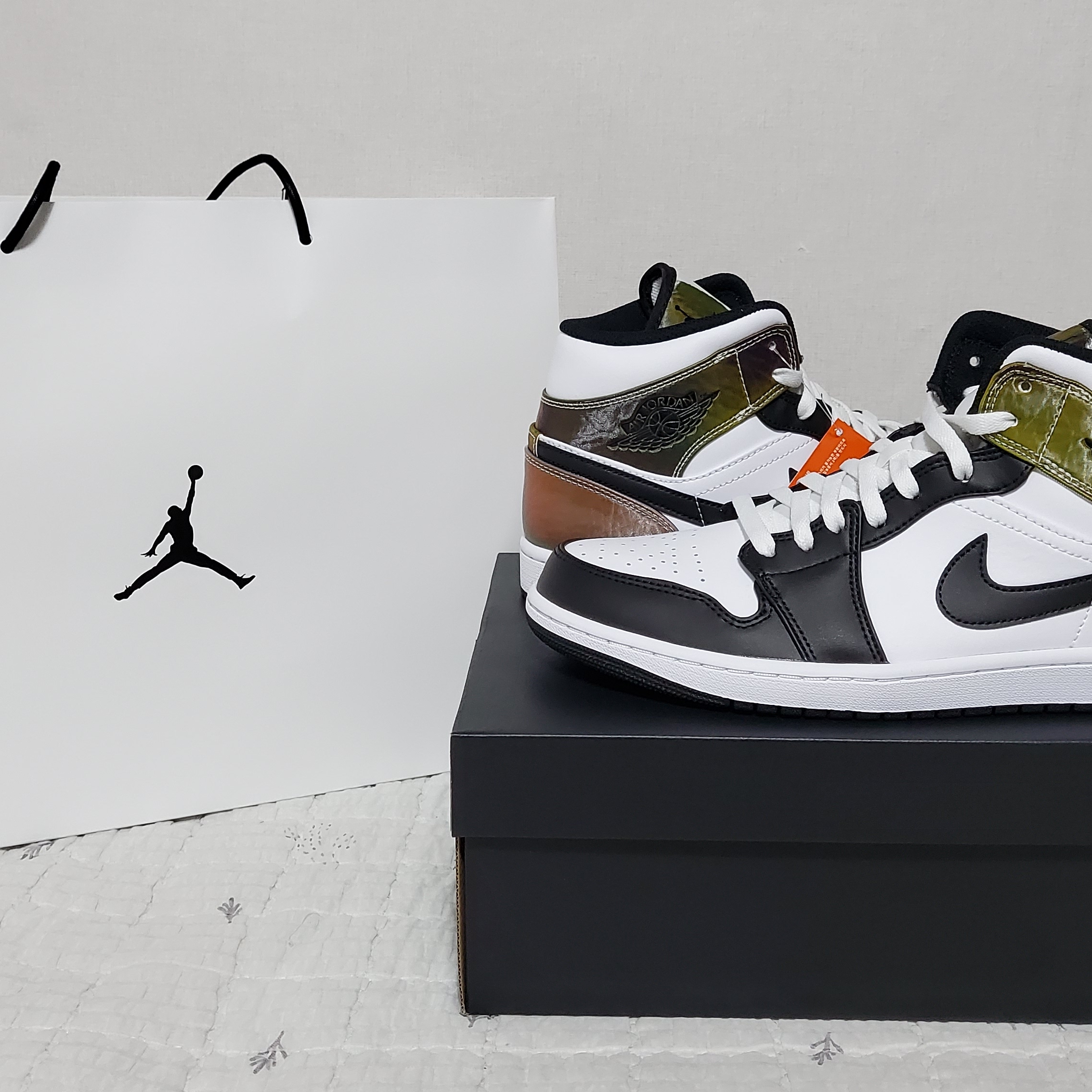 Jordan 1 Mid SE Heat Reactive 착용 스타일