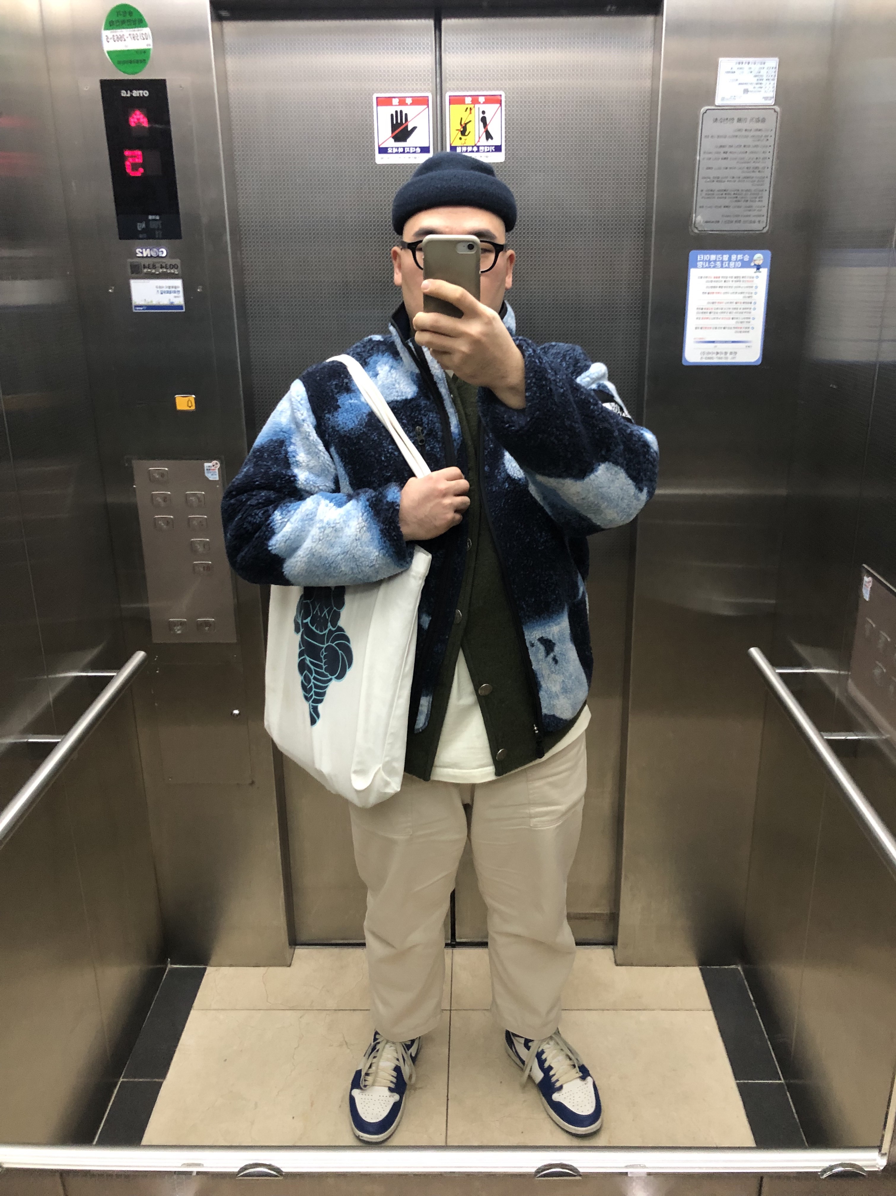 Supreme x The North Face Bleached Denim Print Fleece Jacket Indigo - 21FW, Jordan 1 Retro Storm Blue 착용 스타일